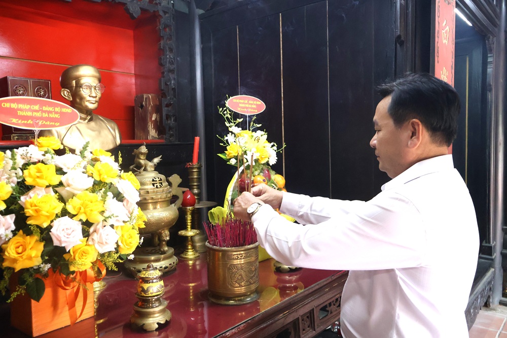 Phó Chủ tịch HĐND thành phố Nguyễn Công Thanh viếng hương cụ Huỳnh Thúc Kháng
