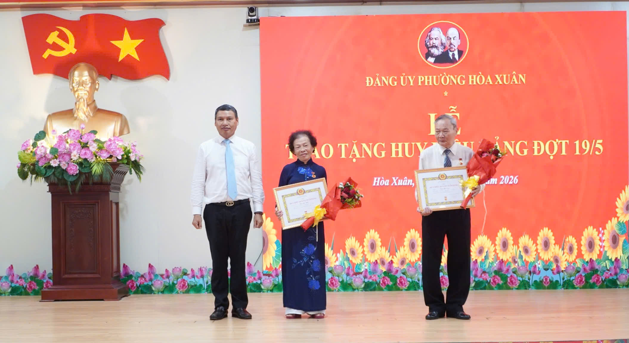 Đảng ủy các xã, phường trao Huy hiệu Đảng cho đảng viên đợt 19-5