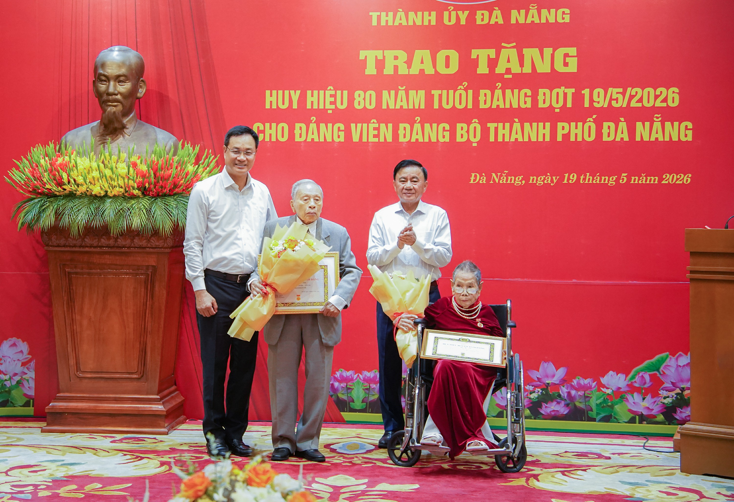 Thường trực Ban Bí thư Trần Cẩm Tú trao Huy hiệu 80 năm tuổi Đảng tại Đà Nẵng