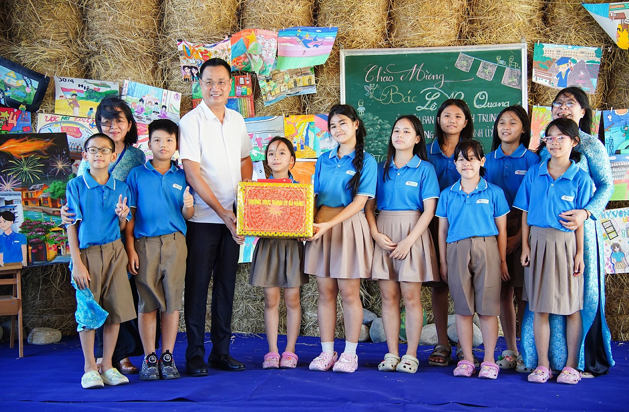 Bí thư Thành ủy Lê Ngọc Quang thăm, động viên học sinh Trường Hy Vọng
