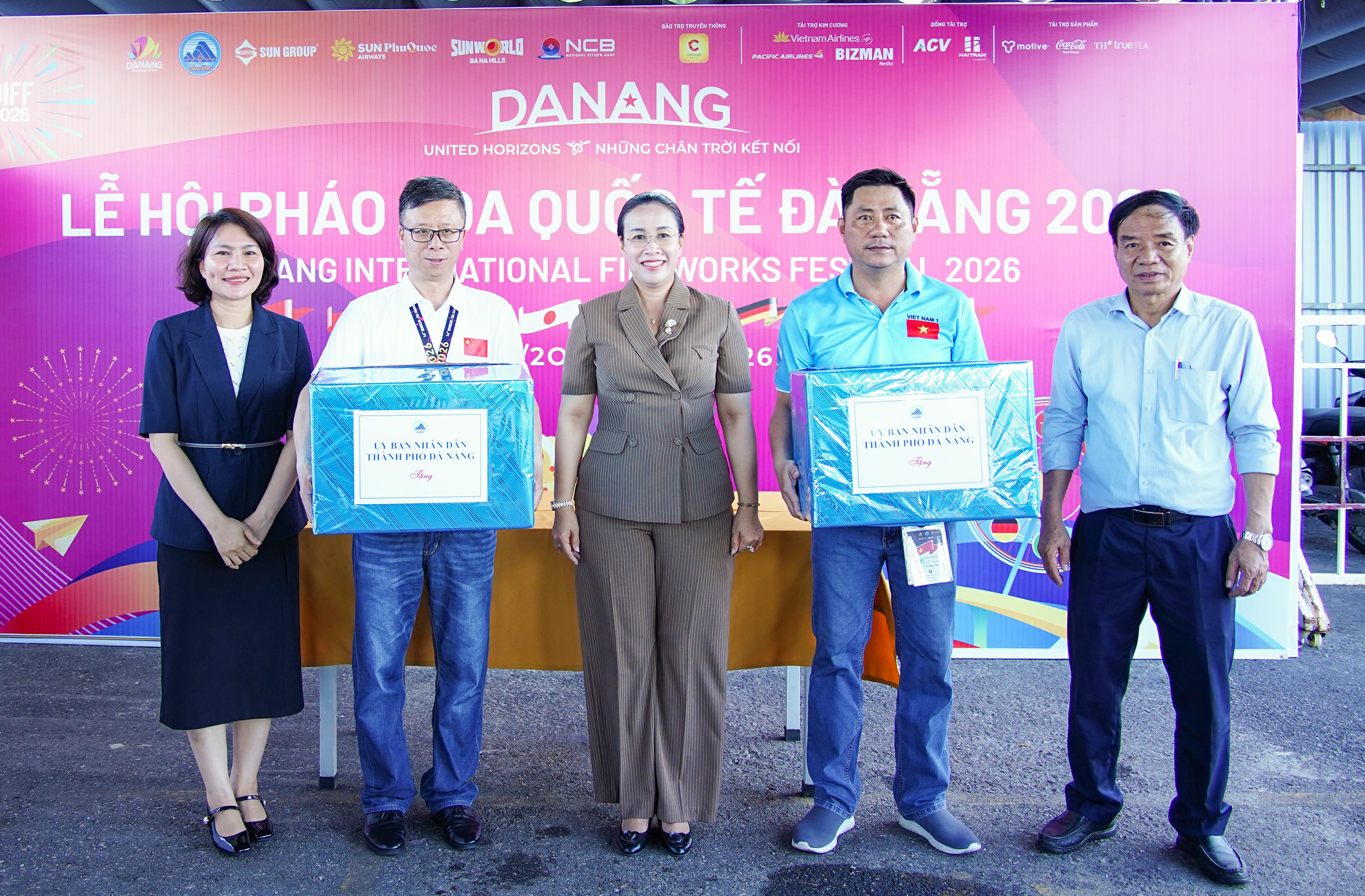 Phó Chủ tịch UBND thành phố Nguyễn Thị Anh Thi thăm, động viên các đội tham gia khai mạc DIFF 2026