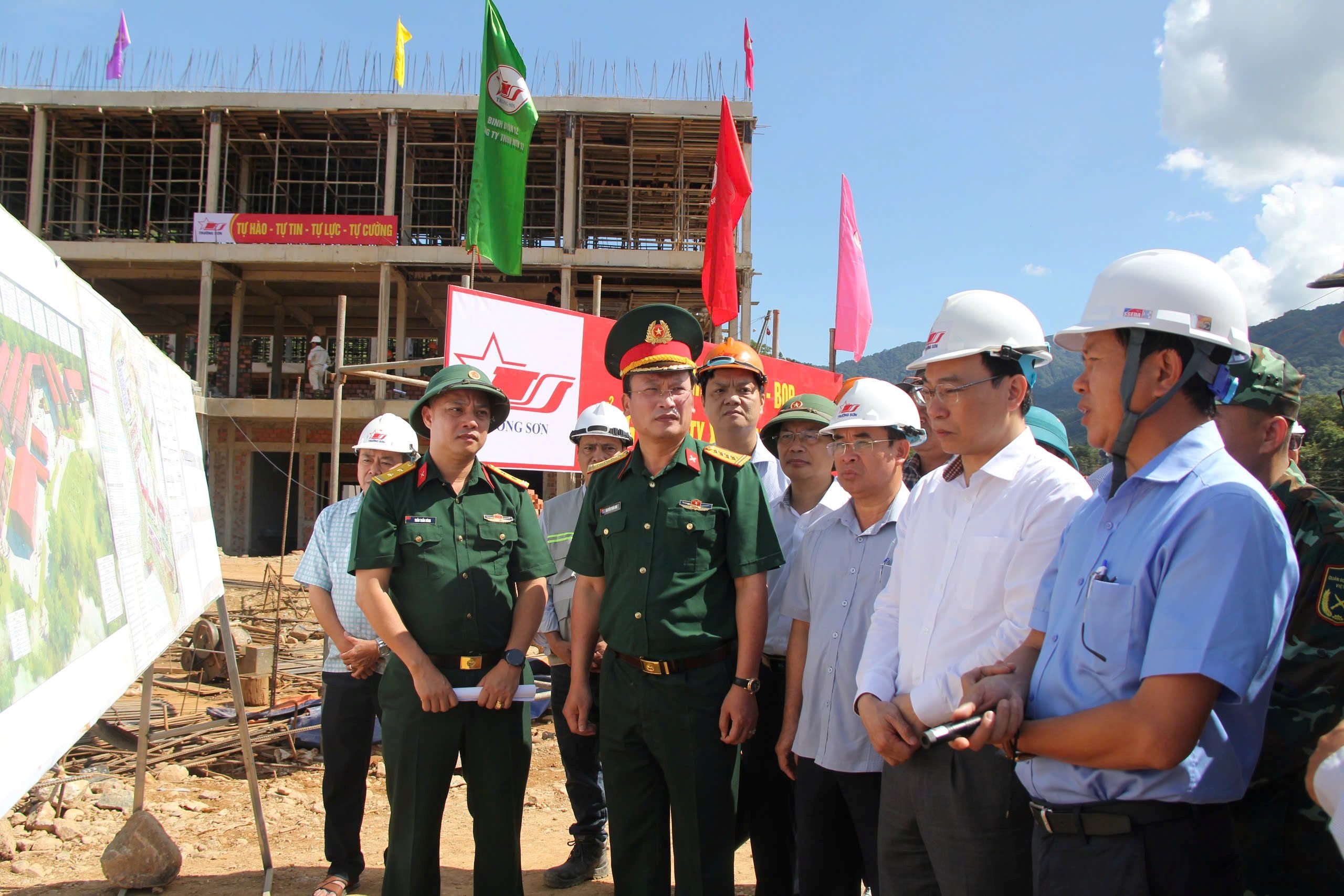 Bộ trưởng Bộ Giáo dục và Đào tạo Hoàng Minh Sơn kiểm tra tiến độ xây dựng trường nội trú biên giới Hùng Sơn