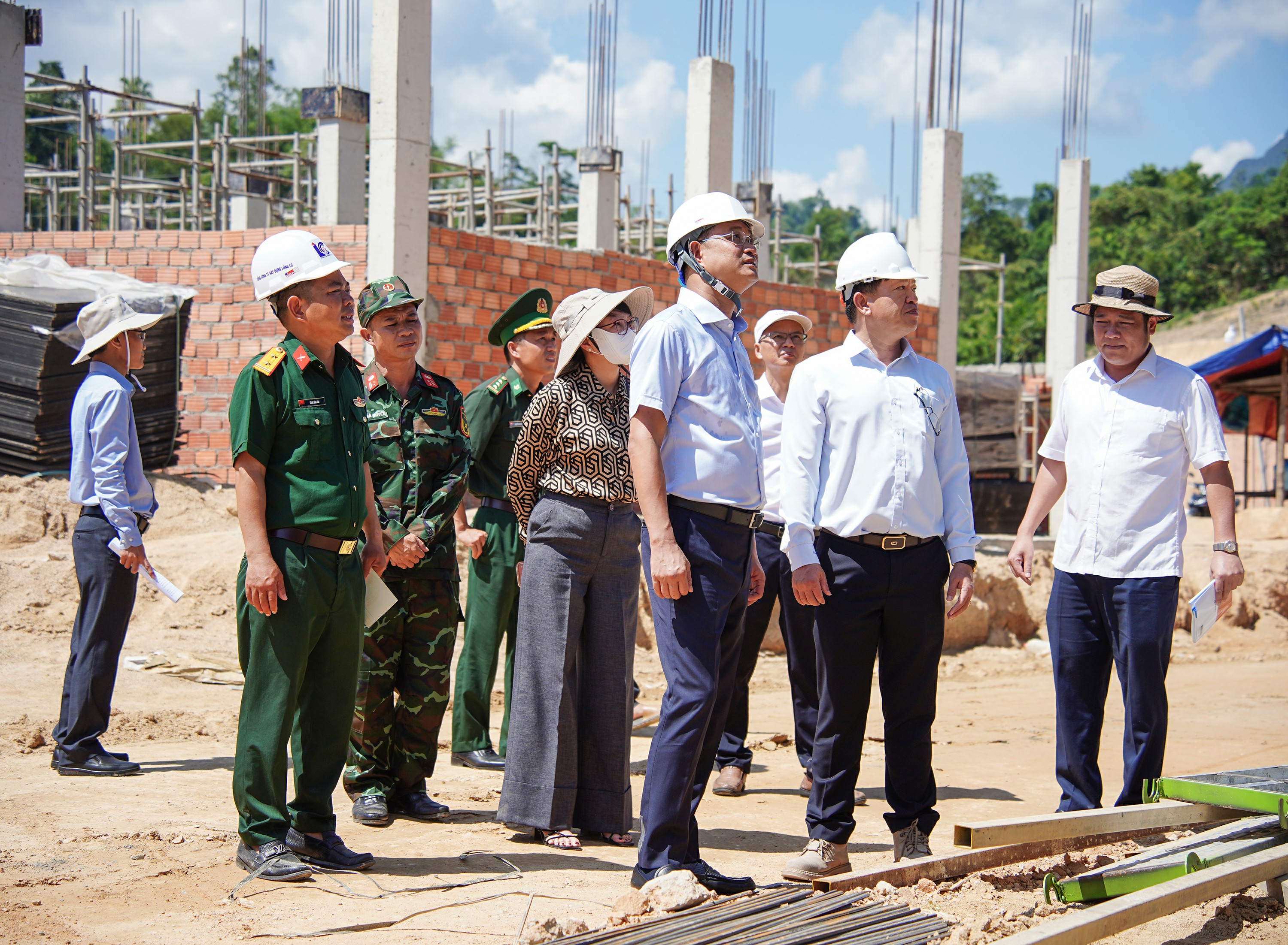 Thi công “3 ca, 4 kíp”, quyết tâm hoàn thành 6 trường nội trú liên cấp vùng biên giới đúng tiến độ