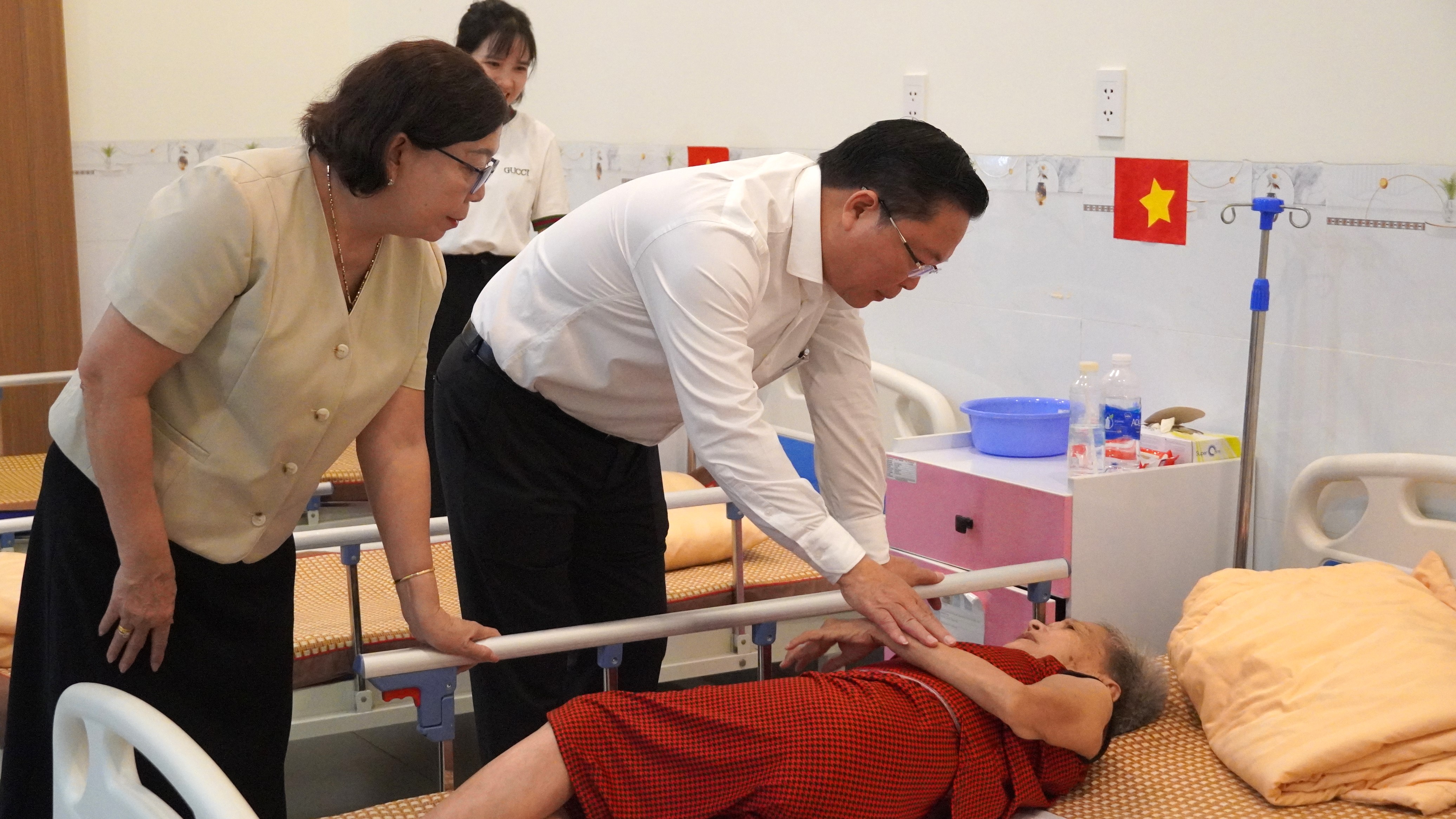 Chủ tịch Ủy ban MTTQ Việt Nam thành phố thăm người cao tuổi tại phường Quảng Phú và xã Núi Thành