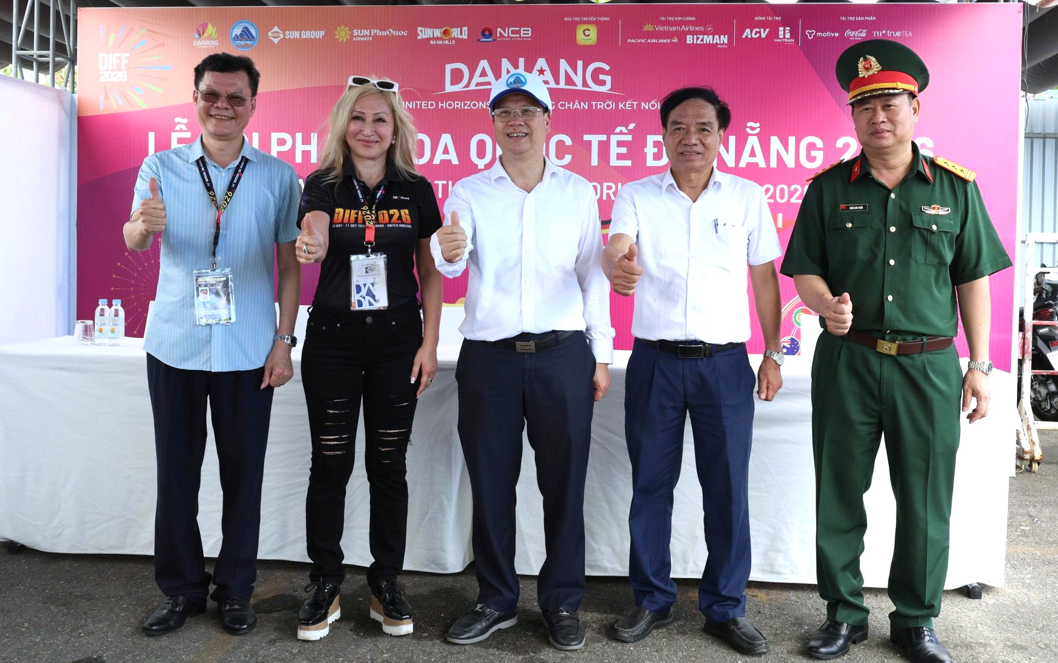 Chủ tịch UBND thành phố Nguyễn Mạnh Hùng động viên các đội trước đêm trình diễn thứ hai DIFF 2026