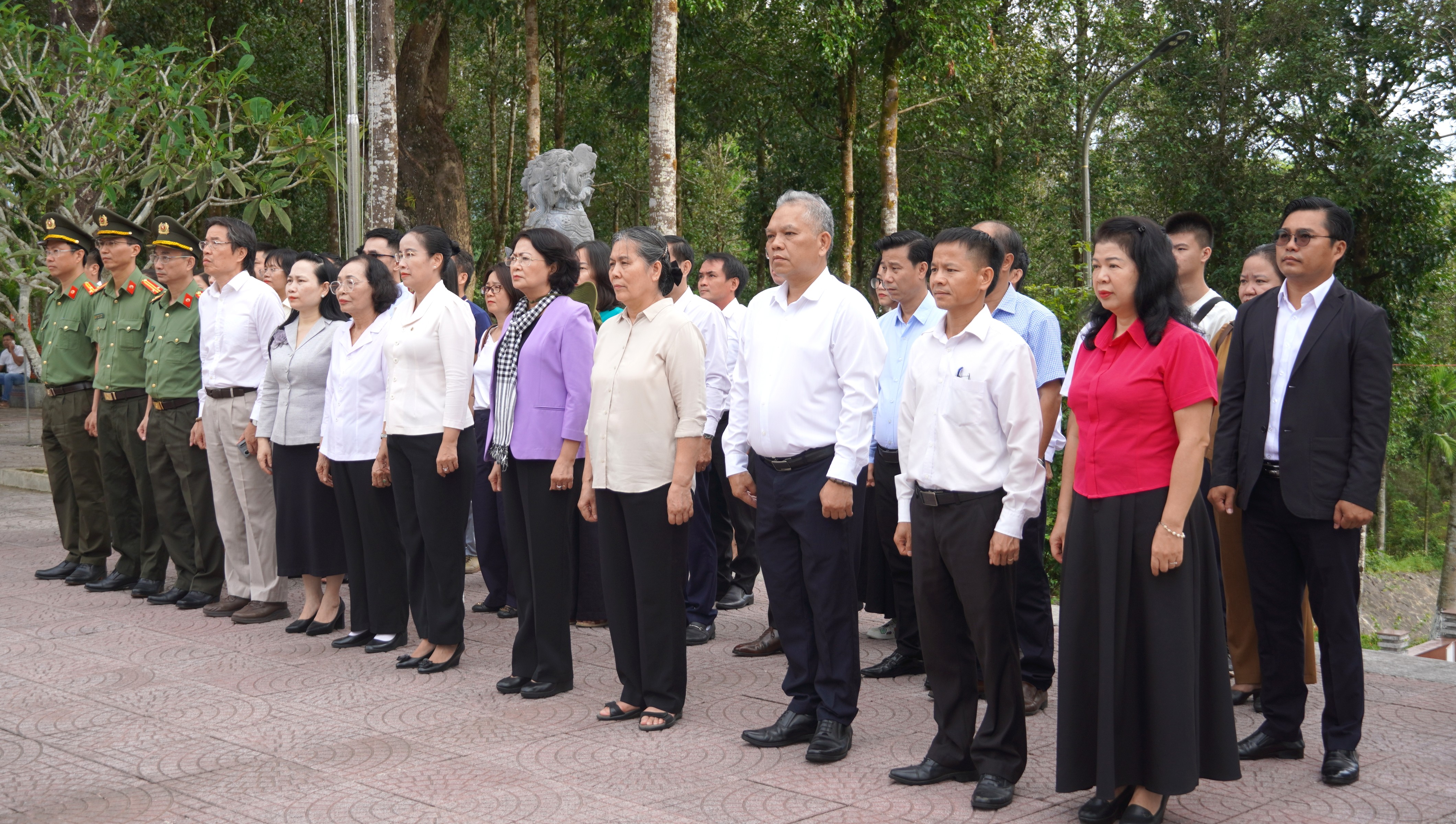 Đoàn công tác Hội Bảo vệ quyền trẻ em Việt Nam dâng hương tại Khu di tích An ninh Khu 5