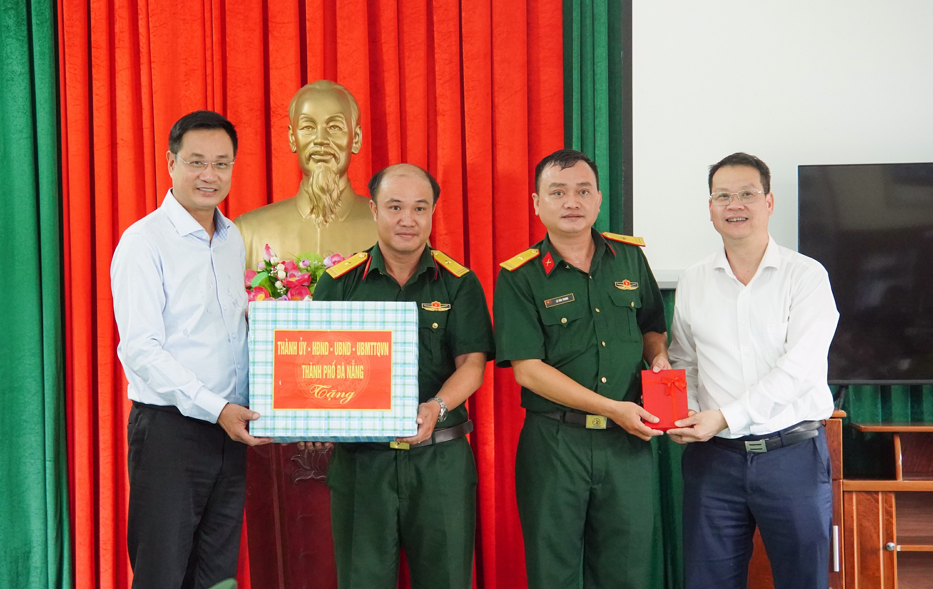 Lãnh đạo thành phố thăm, động viên cán bộ, chiến sĩ Tiểu đoàn Hỗn hợp 70