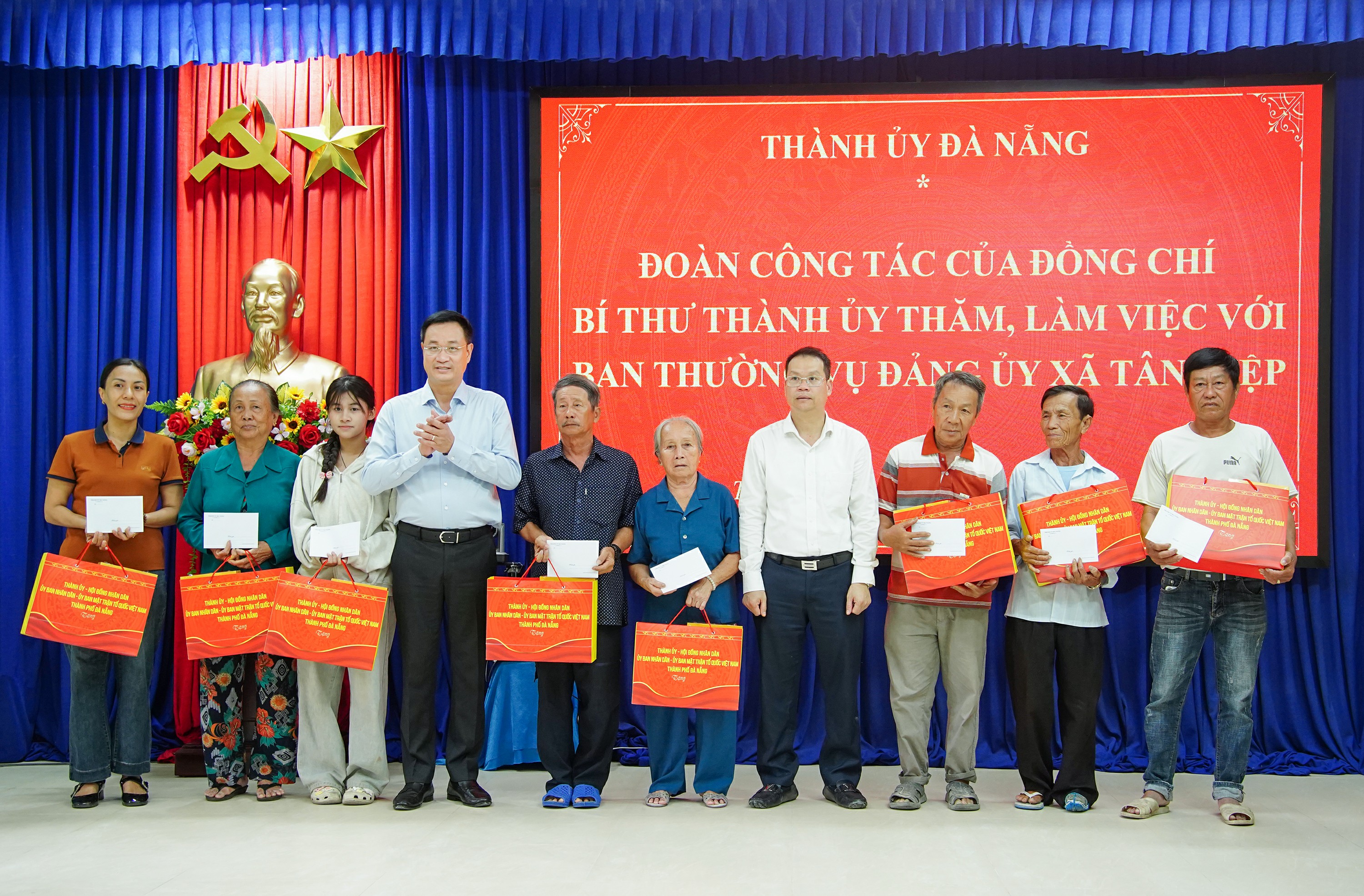 Lãnh đạo thành phố tặng quà gia đình chính sách, hỗ trợ nước sạch cho xã đảo Tân Hiệp