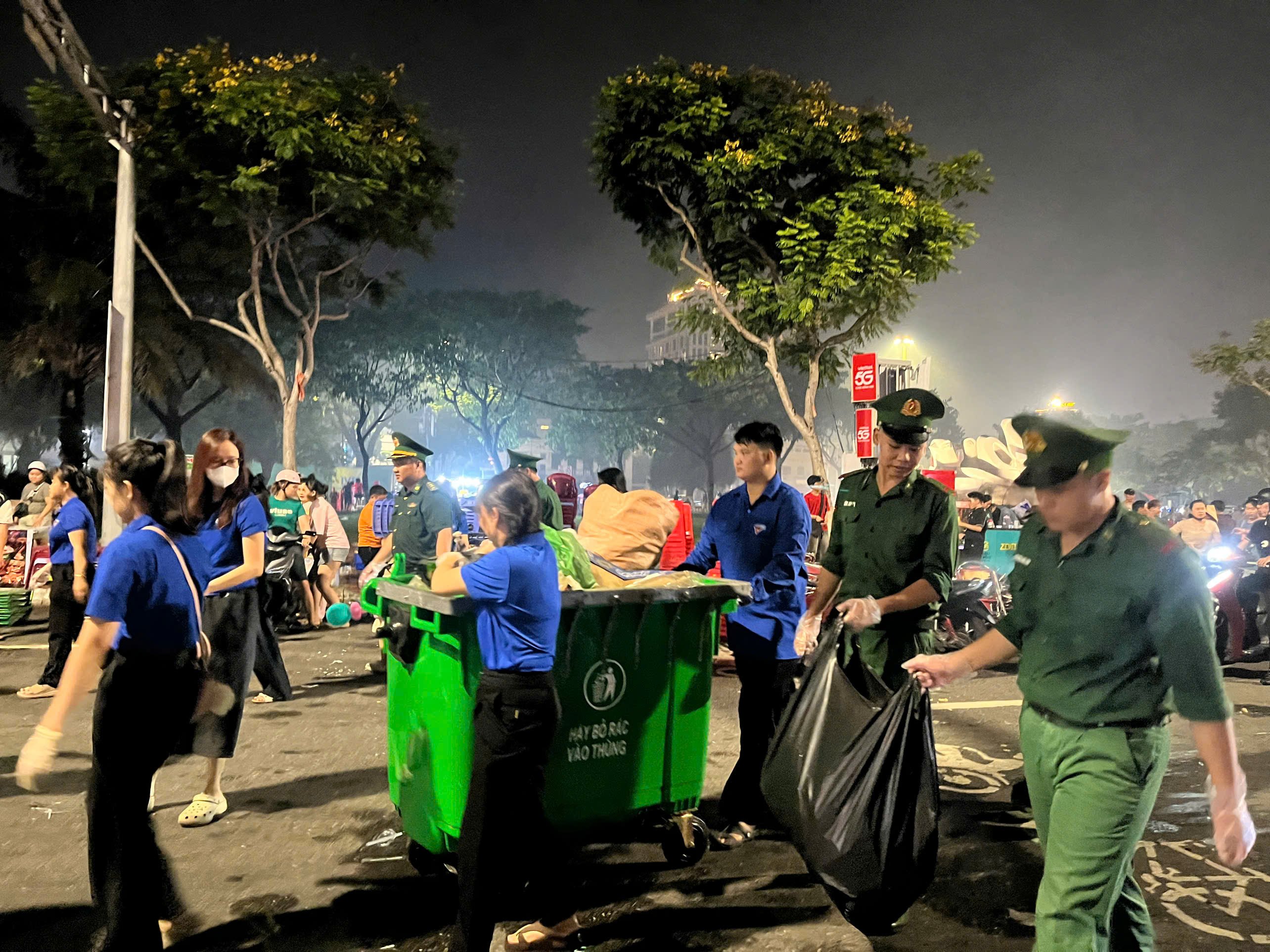 Những người thầm lặng giữ sạch đẹp Đà Nẵng sau mỗi đêm pháo hoa