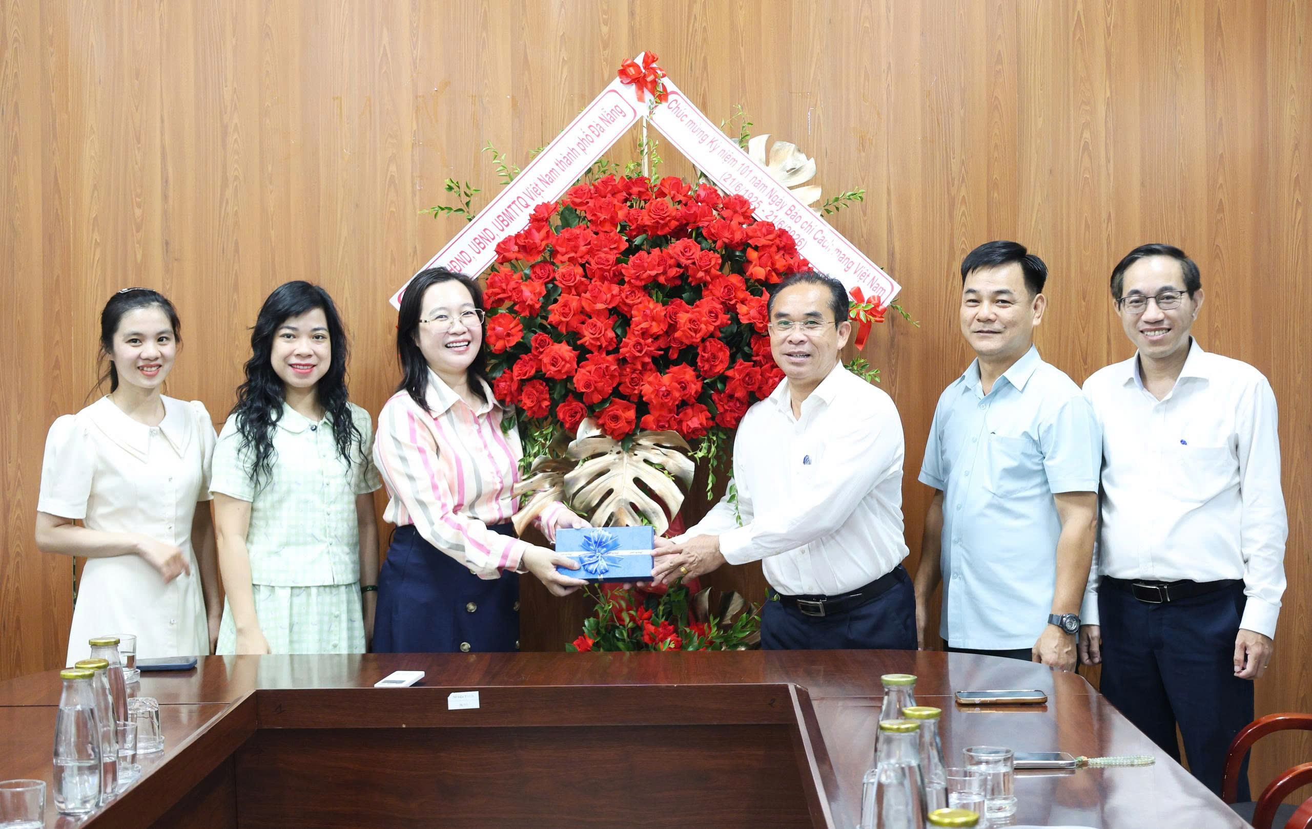 Phó Chủ tịch UBND thành phố Trần Anh Tuấn thăm, chúc mừng các cơ quan báo chí