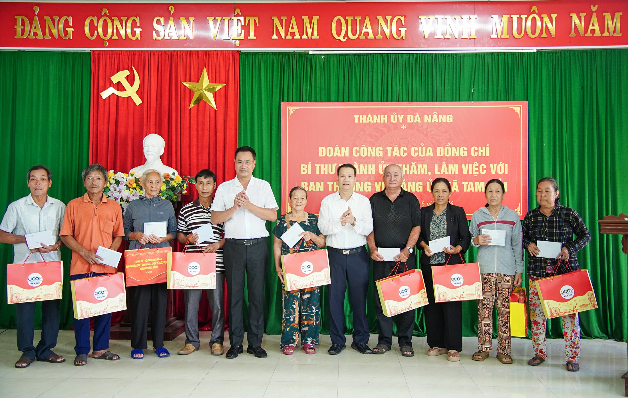 Lãnh đạo thành phố thăm, tặng quà gia đình chính sách và khảo sát thực tế tại xã Tam Hải