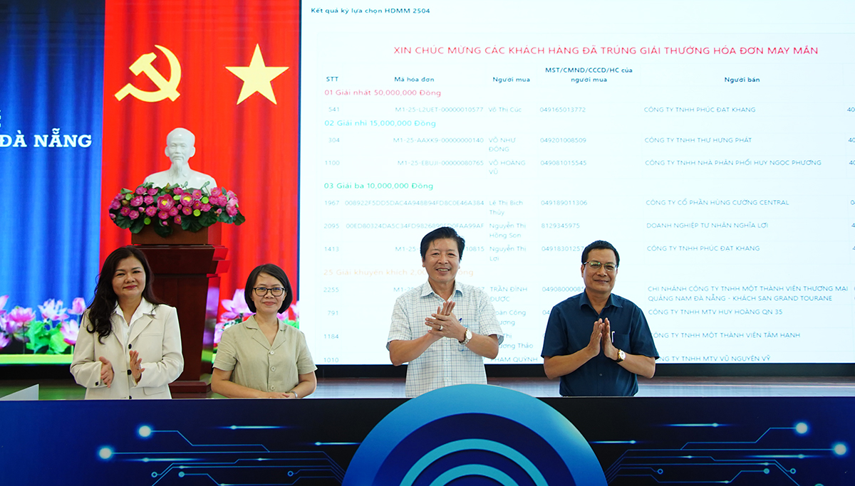 Quay thưởng “Hóa đơn may mắn”: Hai khách hàng trúng giải Nhất 50 triệu đồng/giải