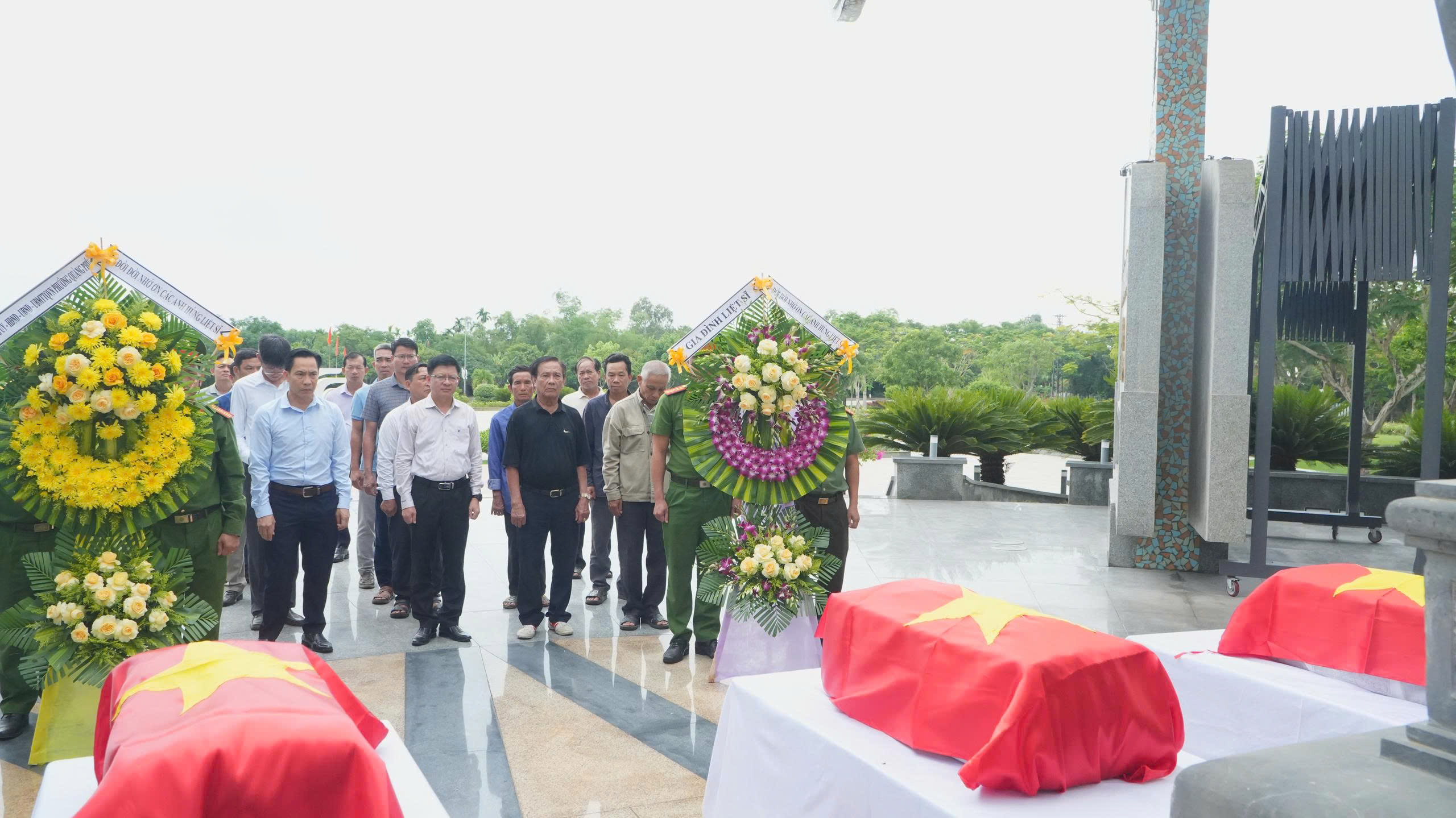 Đưa hài cốt 3 cha con liệt sĩ vào an táng tại Nghĩa trang Liệt sĩ thành phố