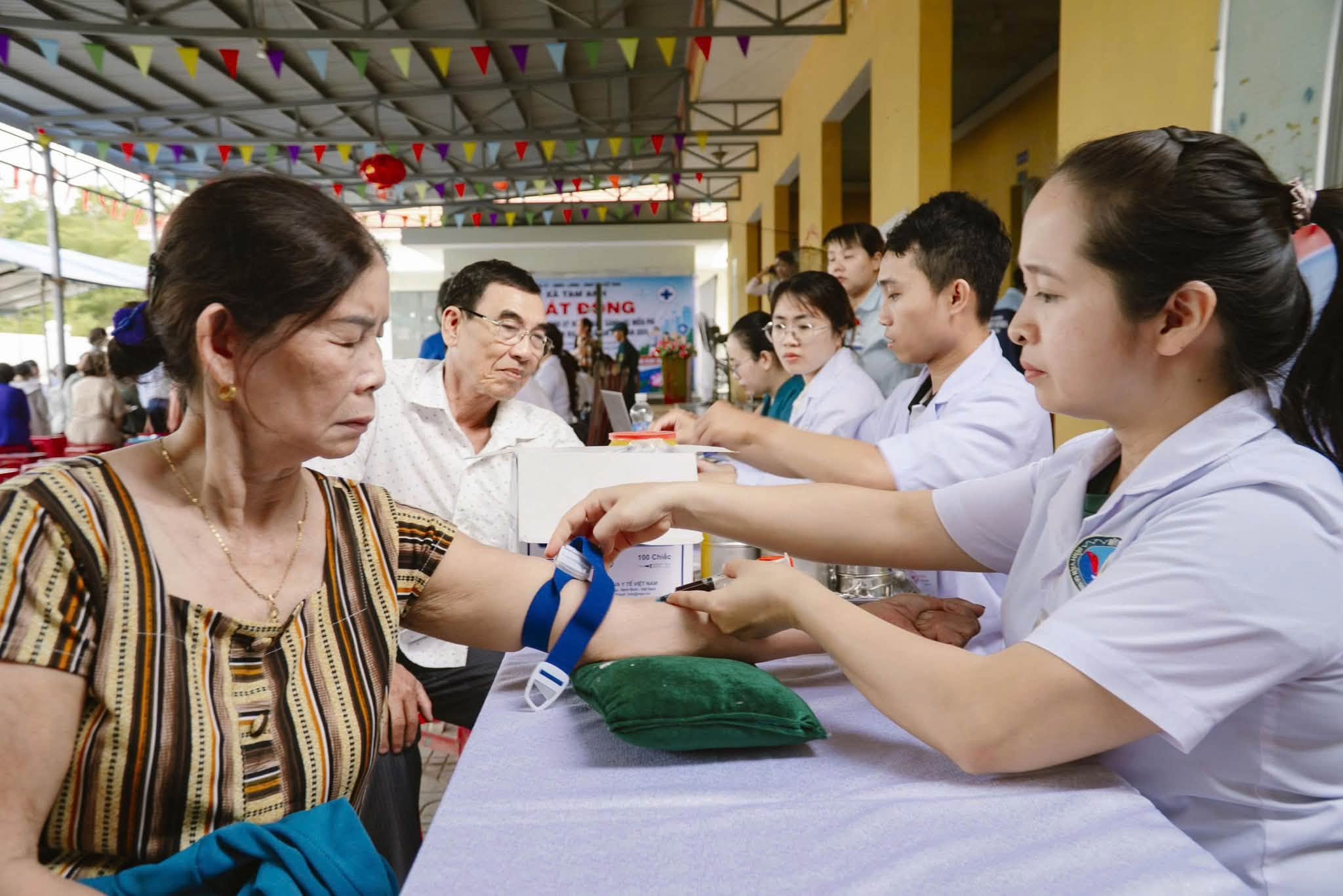 Lấy người dân làm trung tâm chăm sóc sức khỏe