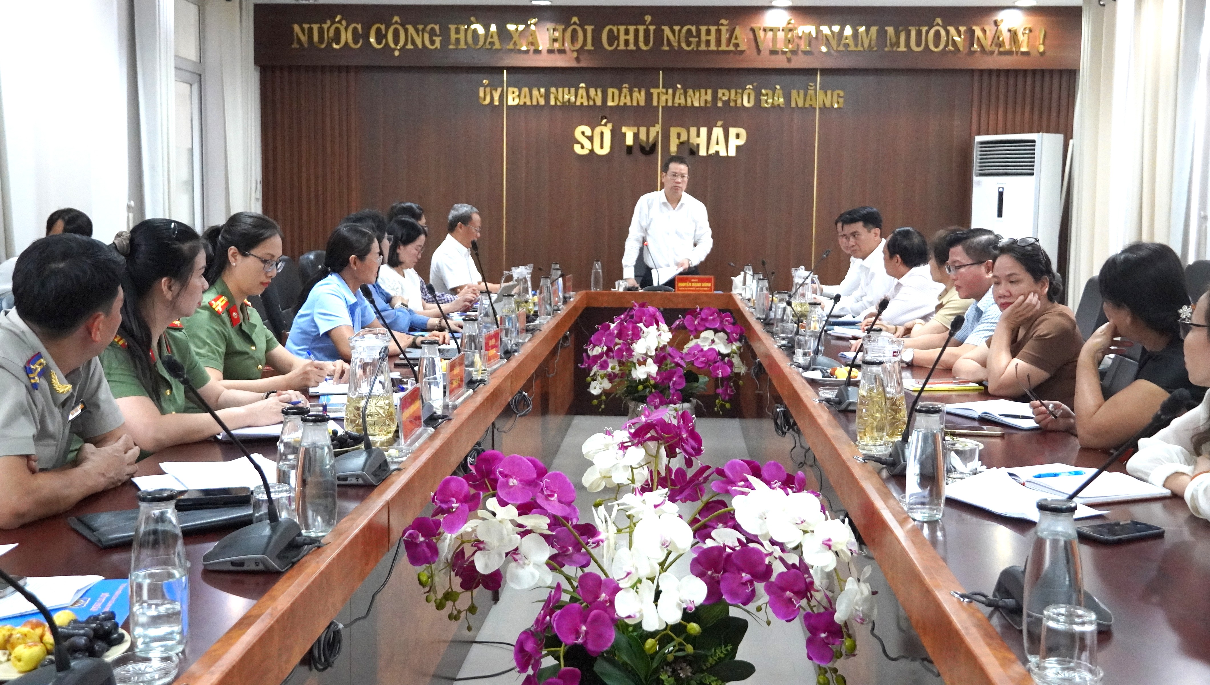 Chủ tịch UBND thành phố Nguyễn Mạnh Hùng làm việc với Sở Tư pháp