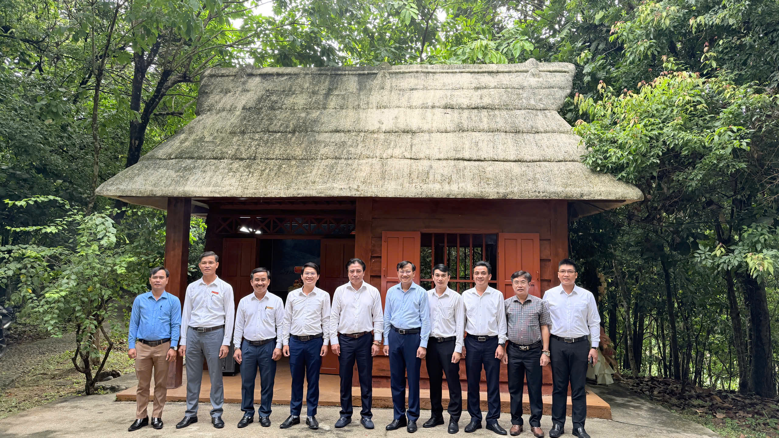 Phó Bí thư Thường trực Thành ủy Nguyễn Khắc Toàn dâng hương tưởng niệm Chủ tịch Hội đồng Nhà nước Võ Chí Công tại Khu di tích Khu ủy Khu V