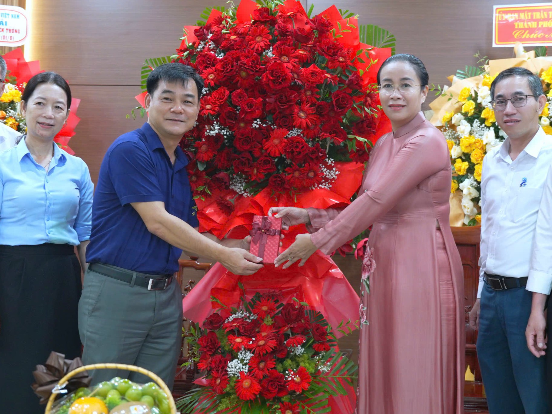 Phó Chủ tịch UBND thành phố Nguyễn Thị Anh Thi chúc mừng 96 năm Ngày truyền thống ngành Tuyên giáo của Đảng