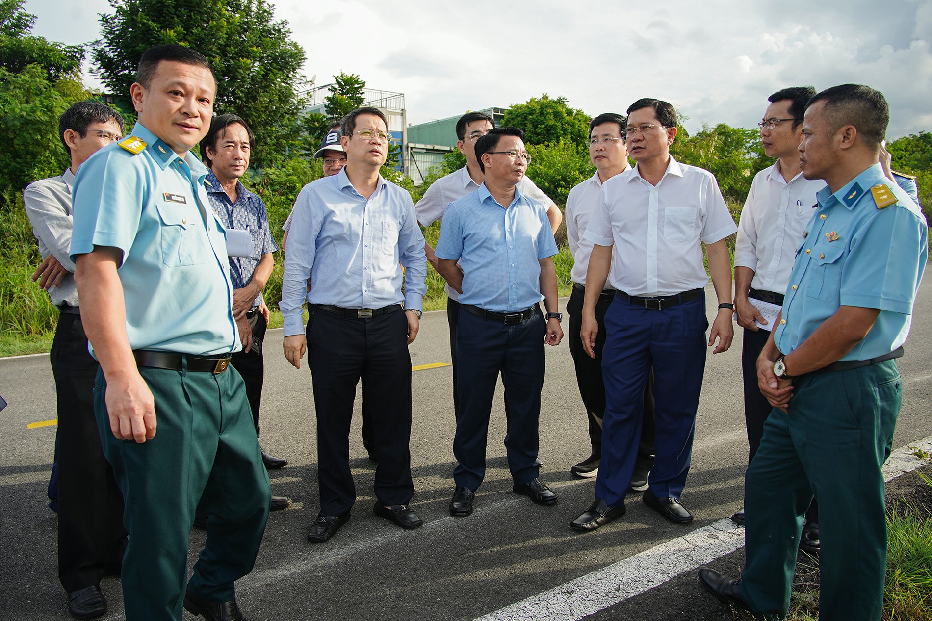 Chủ tịch UBND thành phố Nguyễn Mạnh Hùng kiểm tra công tác nạo vét hồ điều tiết khu vực sân bay và quản lý quỹ đất