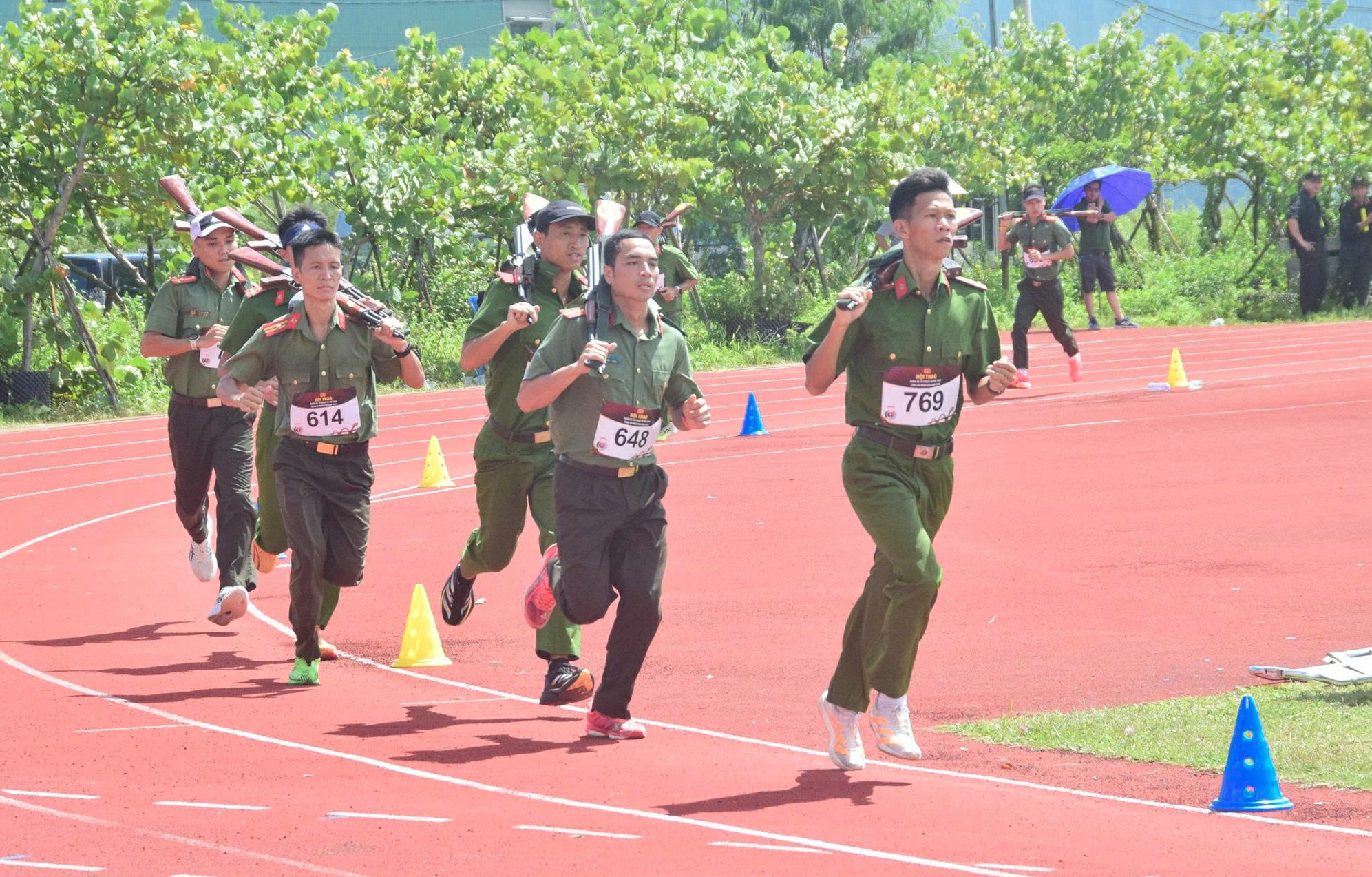 Sôi nổi các nội dung chạy việt dã, chạy vũ trang và bơi ứng dụng tại Vòng Chung kết Hội thao CAND năm 2026