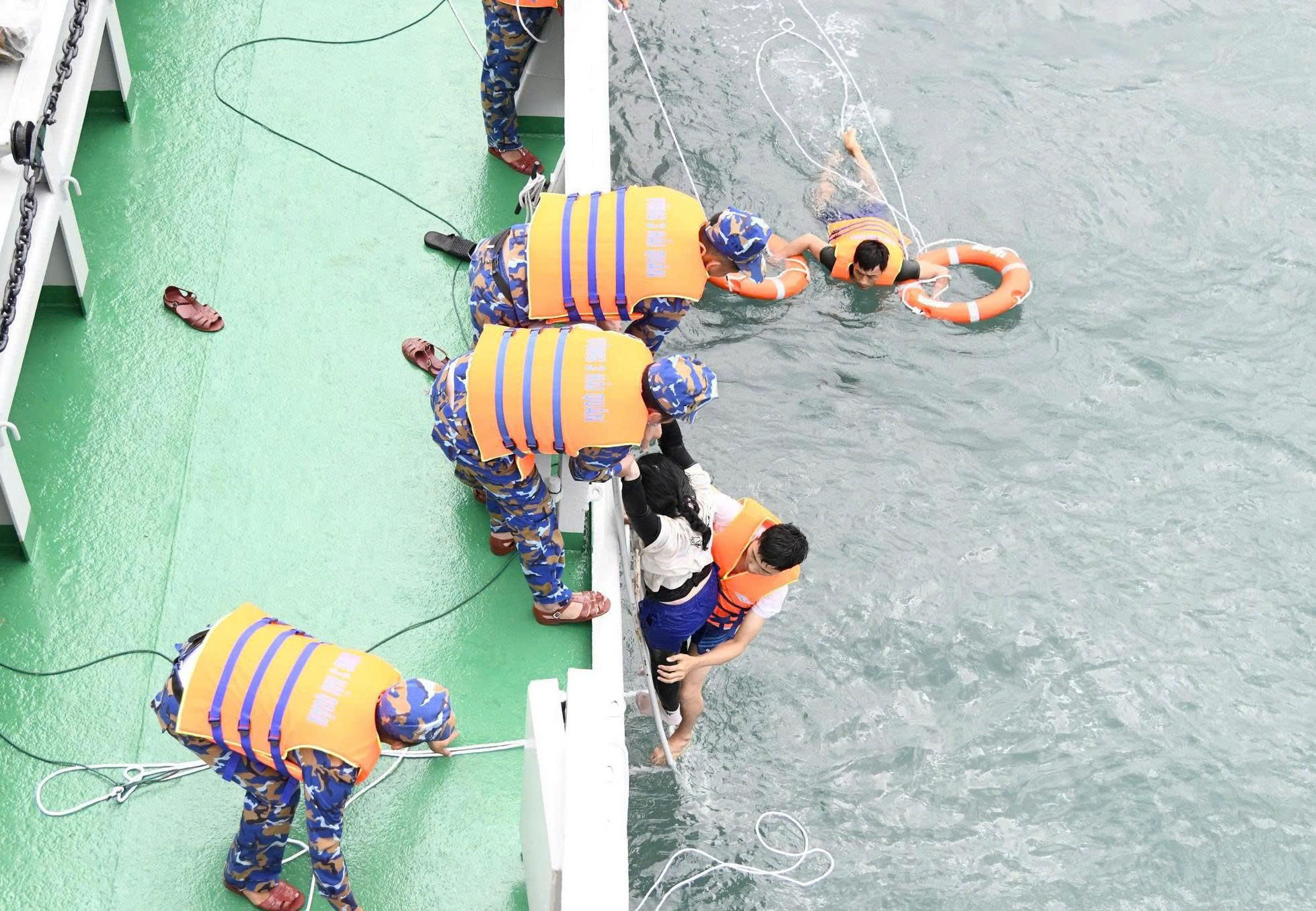Cứu sống nạn nhân thứ hai trong vụ 4 người bị sóng cuốn tại Mũi Nghê
