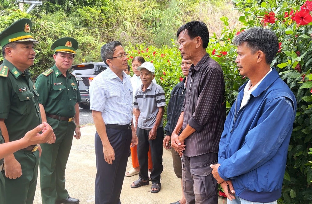 Phó Chủ tịch UBND thành phố Trần Nam Hưng thăm, động viên các gia đình nạn nhân bị sóng cuốn tại Mũi Nghê