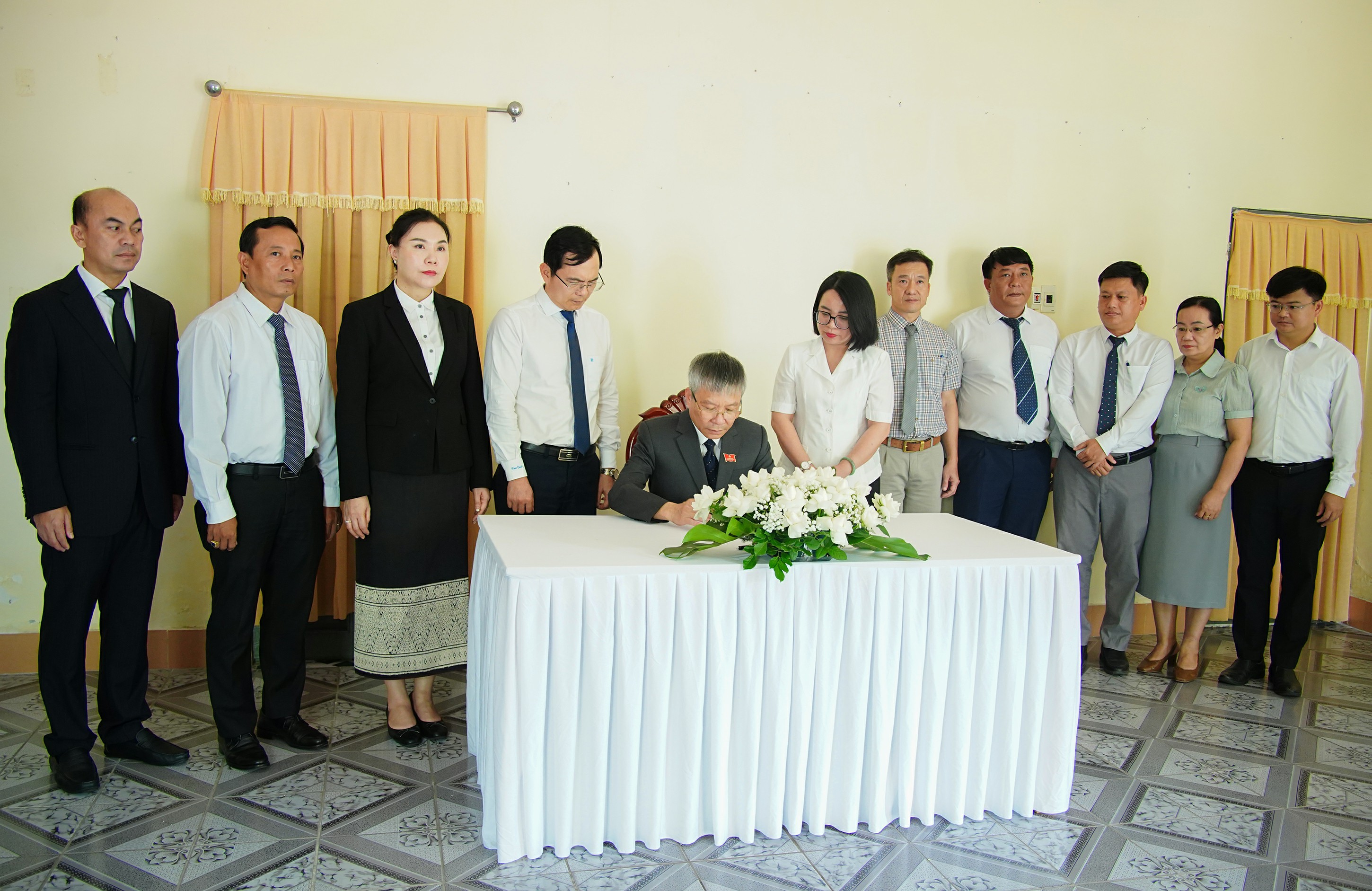 Đoàn đại biểu lãnh đạo HĐND thành phố viếng Chủ tịch Quốc hội Lào Xaysomphone Phomvihane