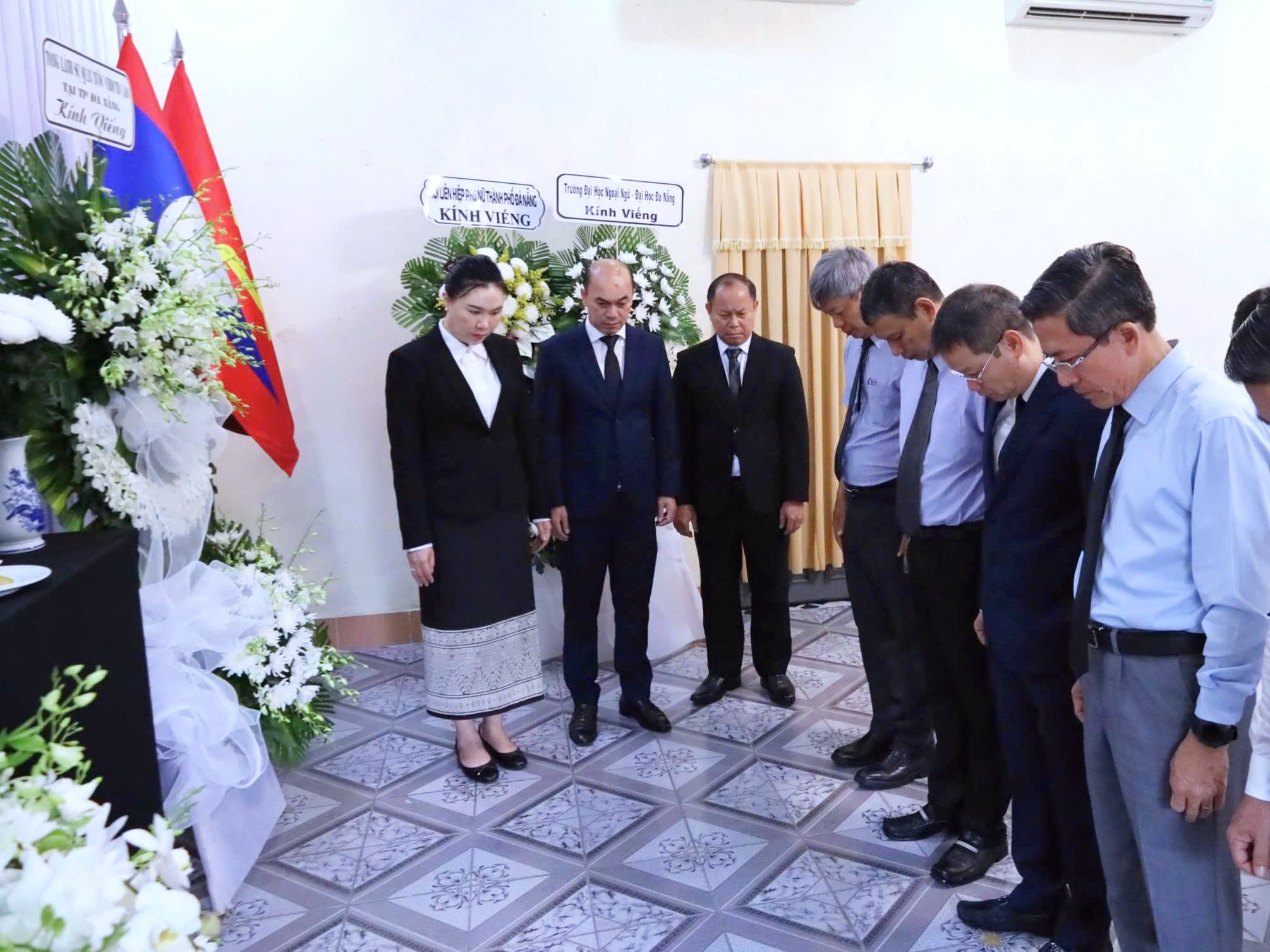 Đoàn đại biểu lãnh đạo UBND thành phố viếng Chủ tịch Quốc hội Lào Xaysomphone Phomvihane