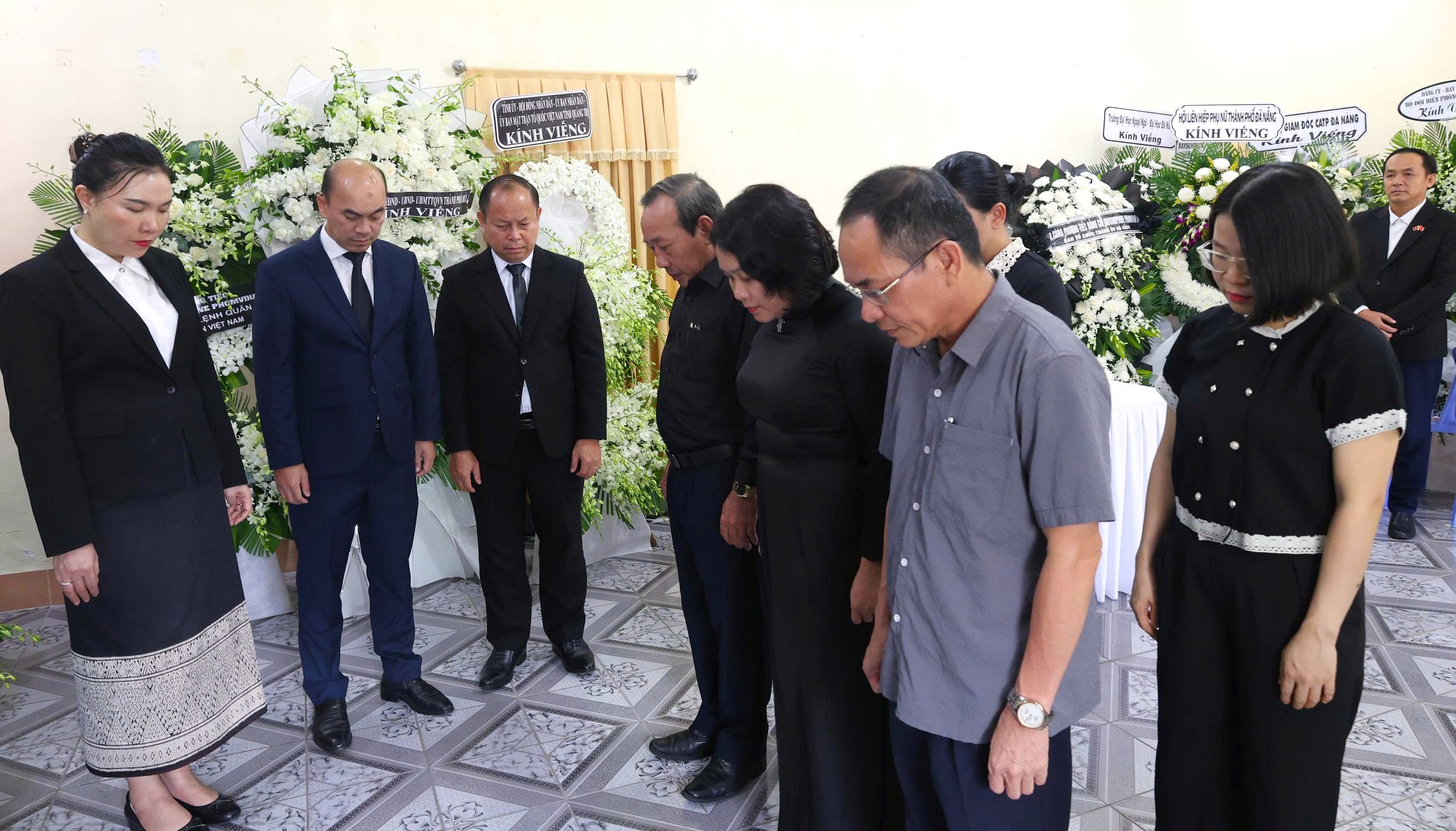 Lãnh đạo Ban Tuyên giáo và Dân vận Thành ủy viếng Chủ tịch Quốc hội Lào Xaysomphone Phomvihane tại Tổng Lãnh sự quán Lào ở Đà Nẵng