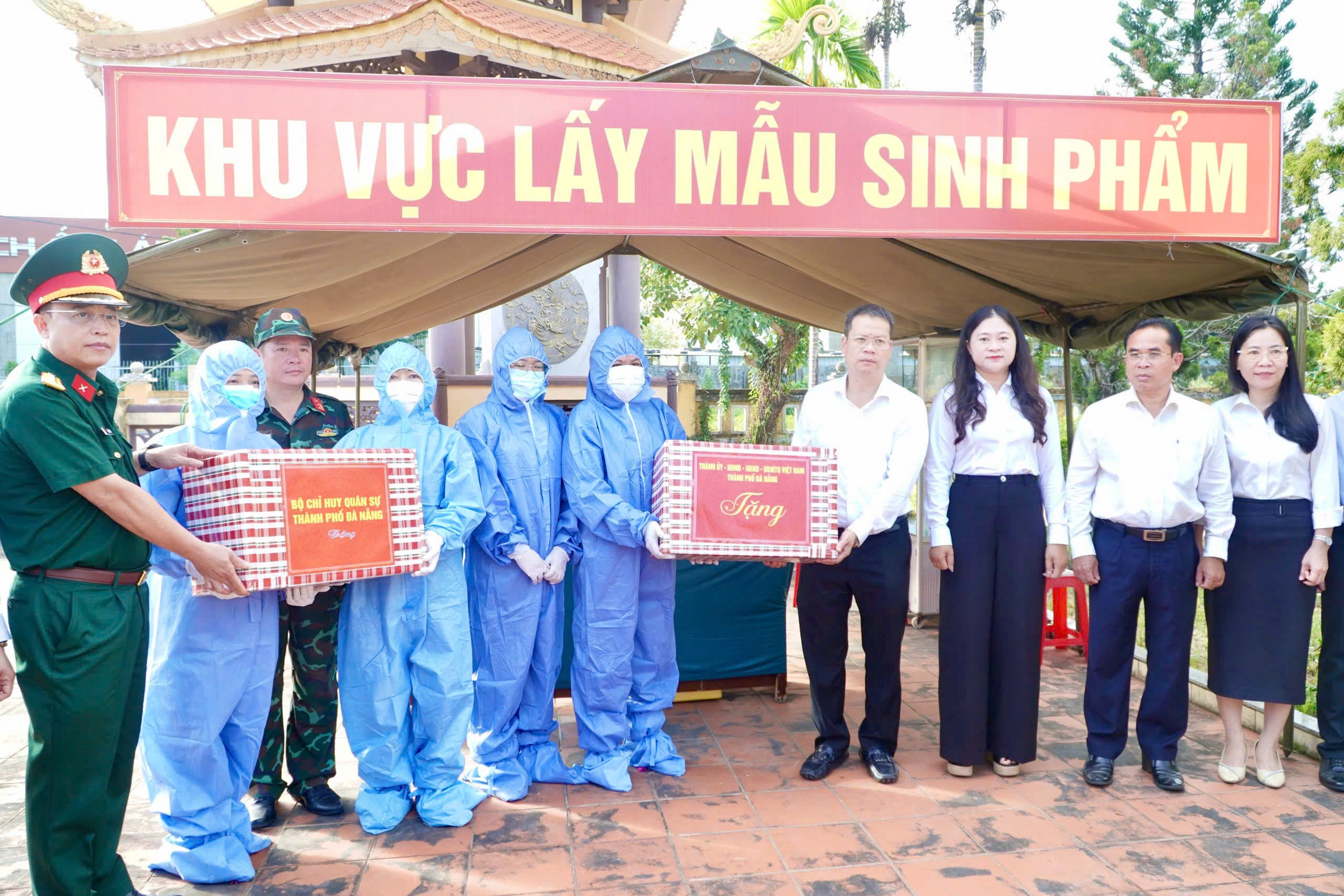 Chủ tịch UBND thành phố Nguyễn Mạnh Hùng thăm, động viên lực lượng tìm kiếm, quy tập và xác định danh tính hài cốt liệt sĩ