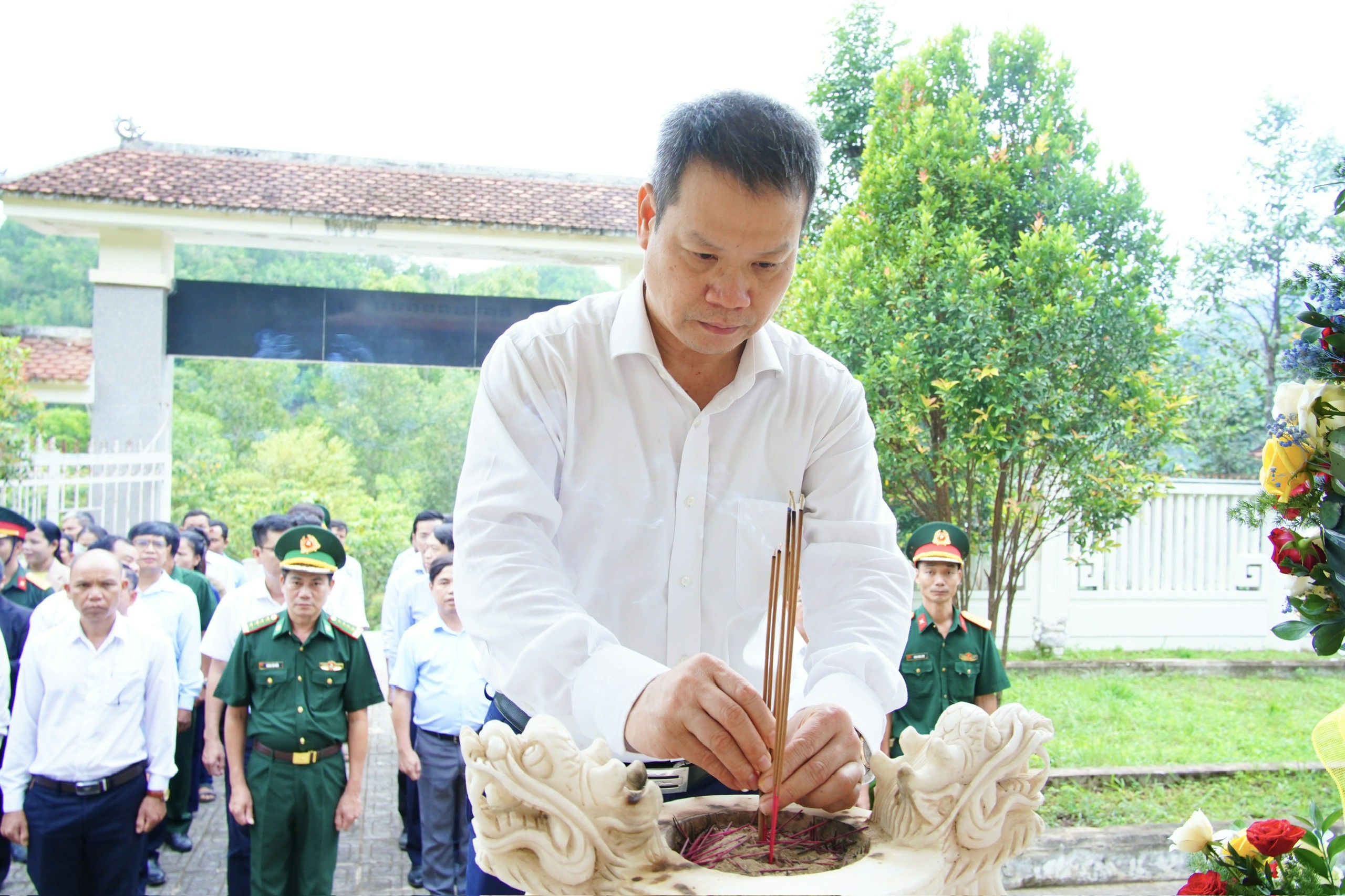 Lãnh đạo thành phố dâng hương tưởng niệm các Anh hùng liệt sĩ tại xã La Dêê