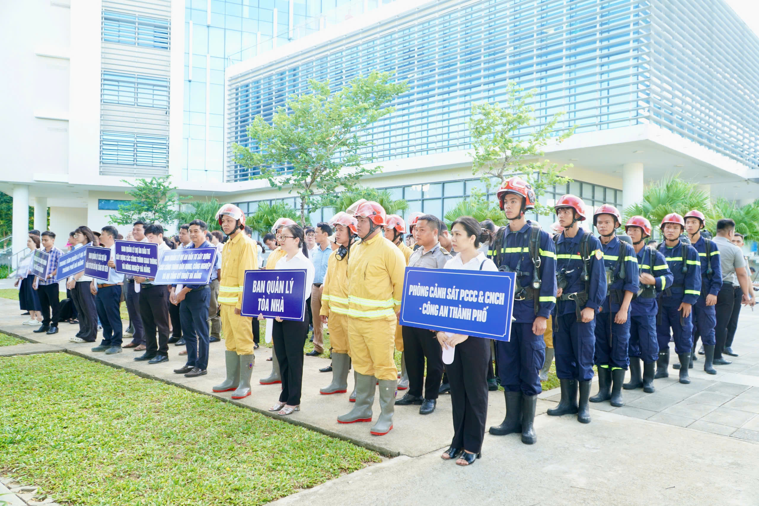 Thực tập phương án chữa cháy và cứu nạn, cứu hộ tại Nhà làm việc các Ban Quản lý dự án và các đơn vị sự nghiệp trực thuộc