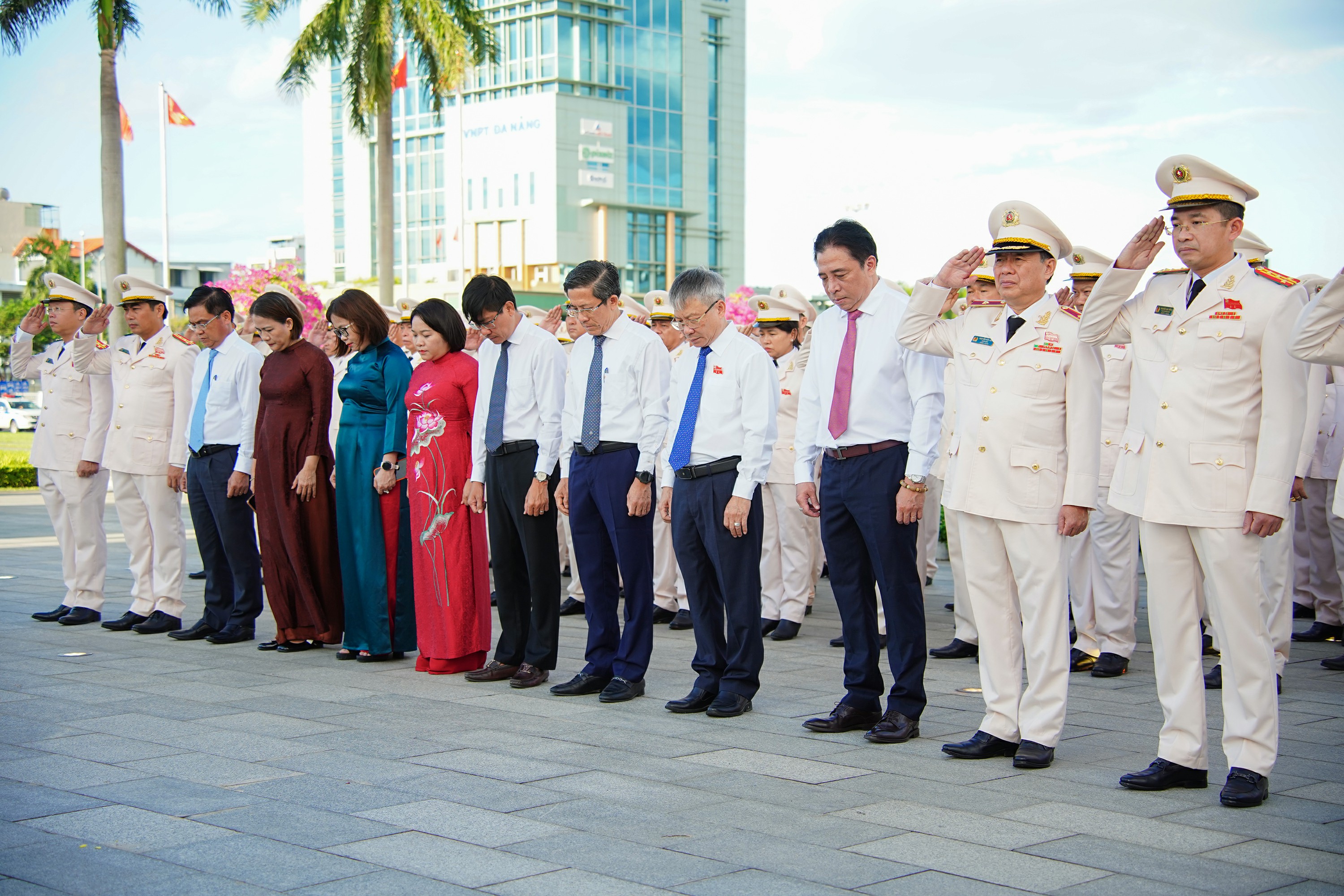 Lãnh đạo thành phố dâng hoa, dâng hương tưởng niệm các Anh hùng liệt sĩ