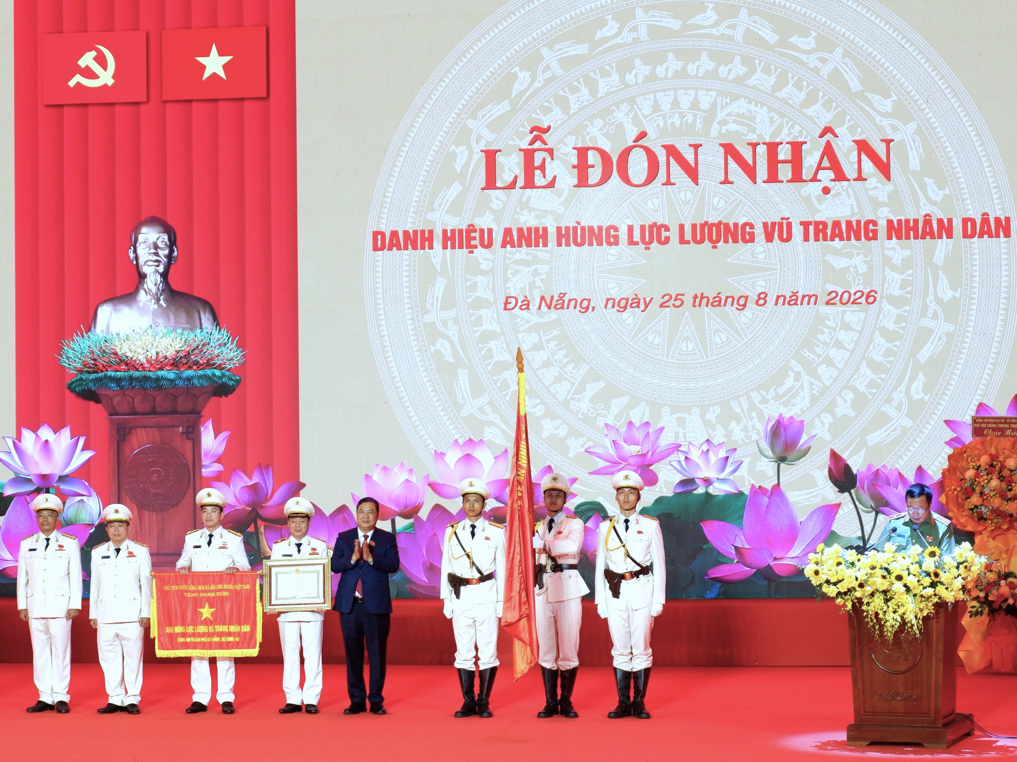Công an thành phố đón nhận danh hiệu Anh hùng Lực lượng vũ trang nhân dân