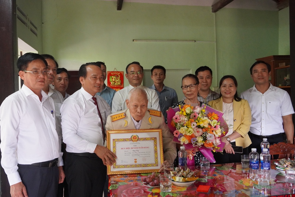 Chủ tịch Ủy ban MTTQ Việt Nam thành phố trao Huy hiệu 80 năm tuổi Đảng
