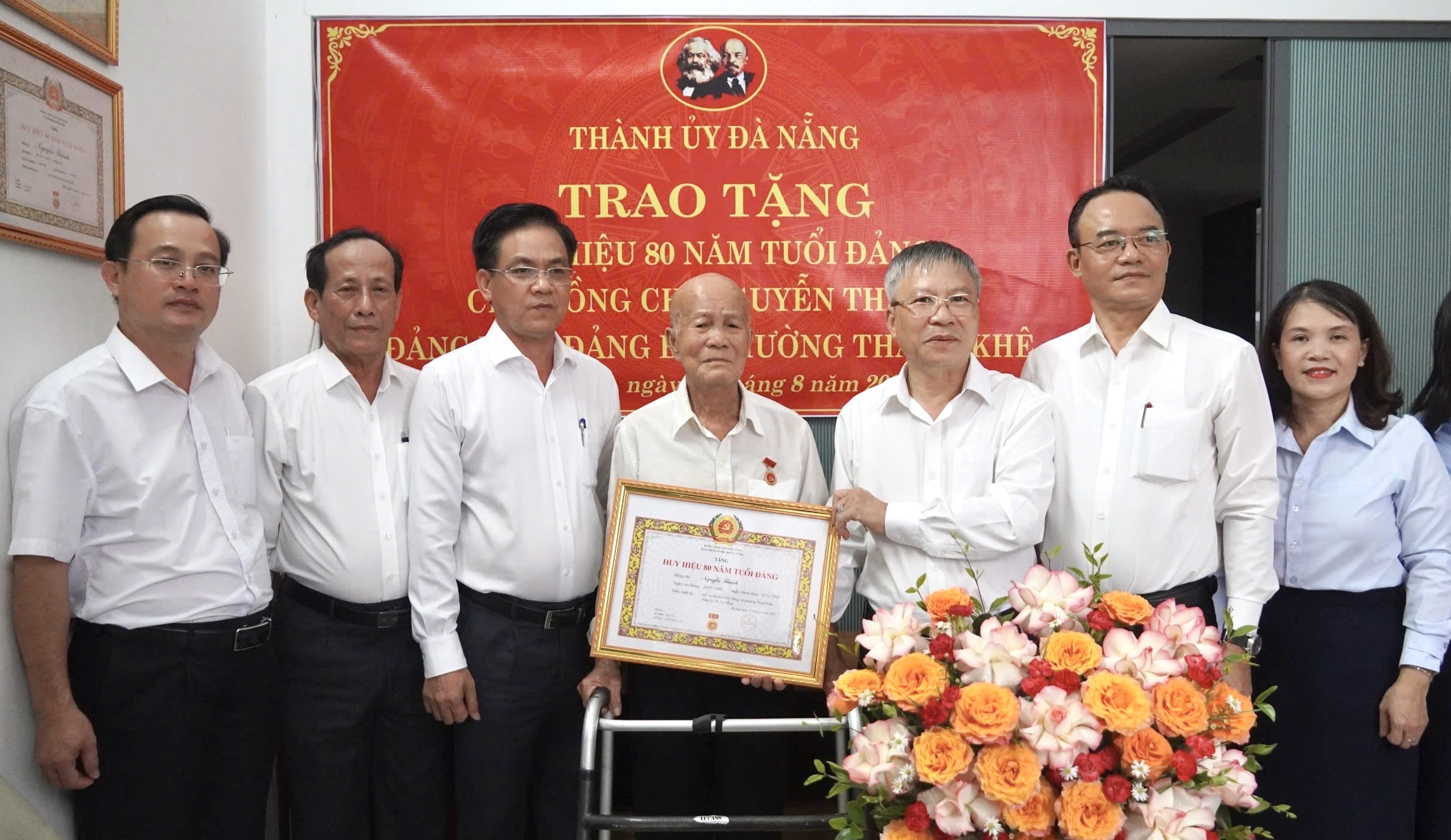 Chủ tịch HĐND thành phố Nguyễn Đức Dũng trao Huy hiệu 80 năm tuổi Đảng tại phường Thanh Khê và Hòa Cường