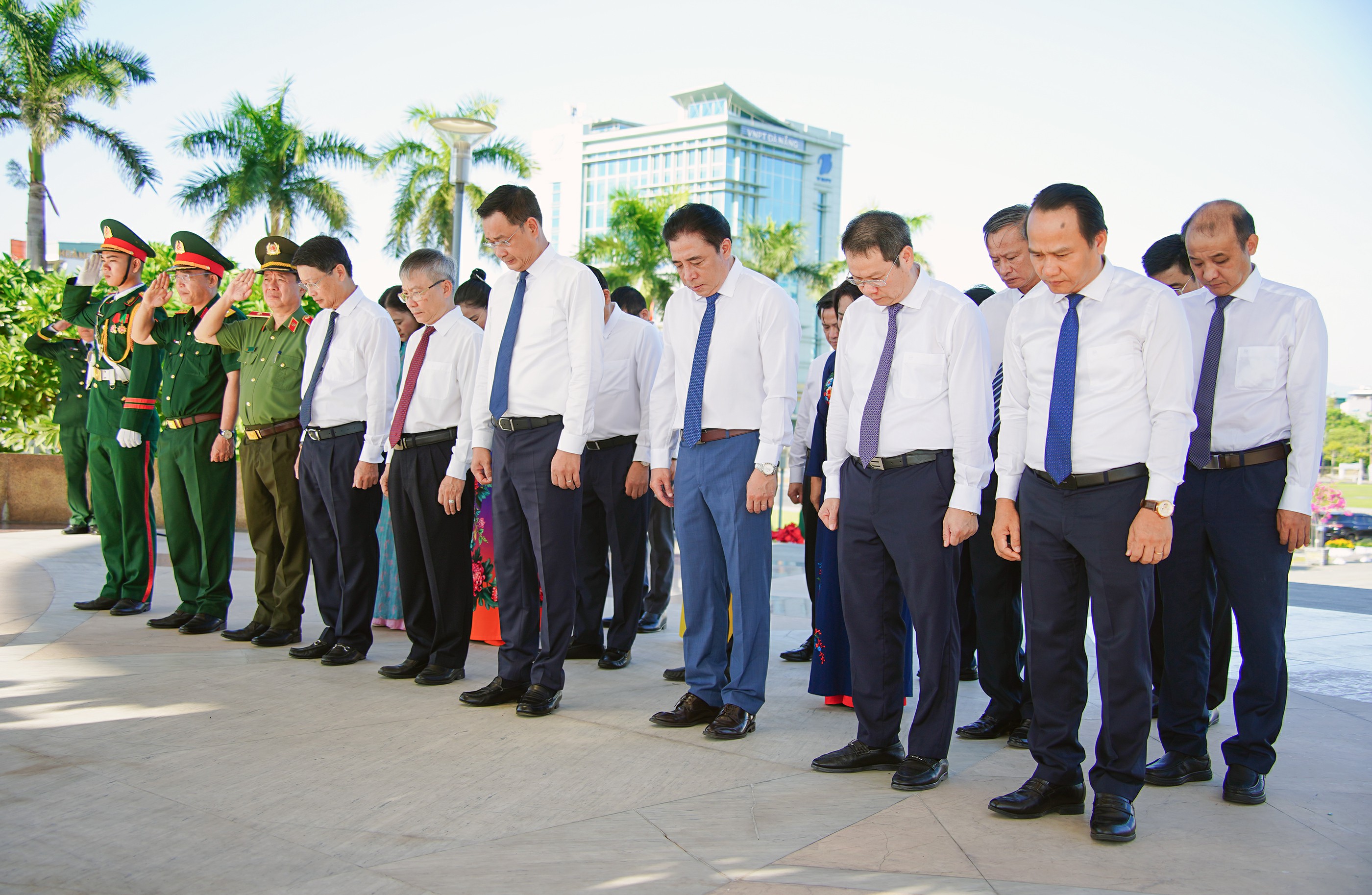 Lãnh đạo thành phố dâng hương tưởng niệm các Anh hùng liệt sĩ