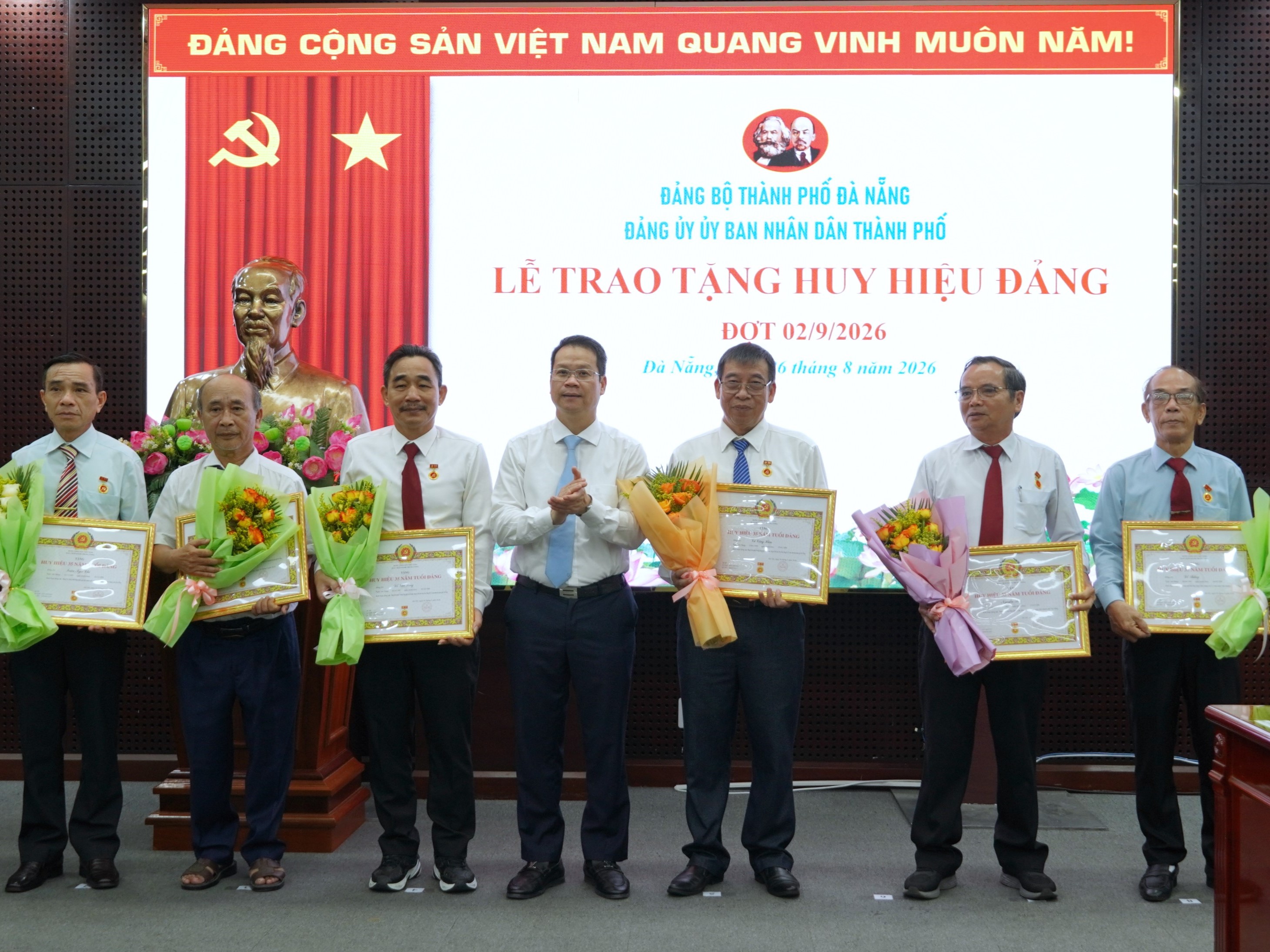 Đảng ủy UBND thành phố trao Huy hiệu Đảng đợt 02-9