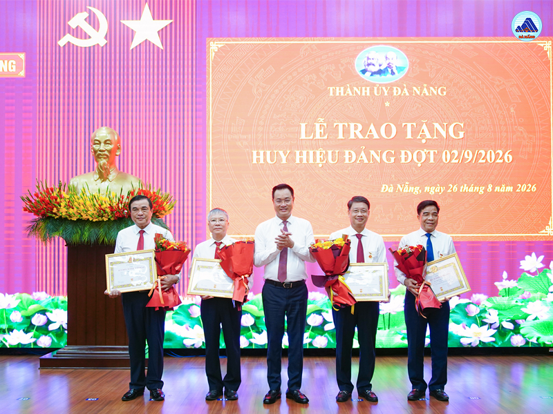 Trao Huy hiệu Đảng cho 32 cán bộ lãnh đạo, nguyên lãnh đạo