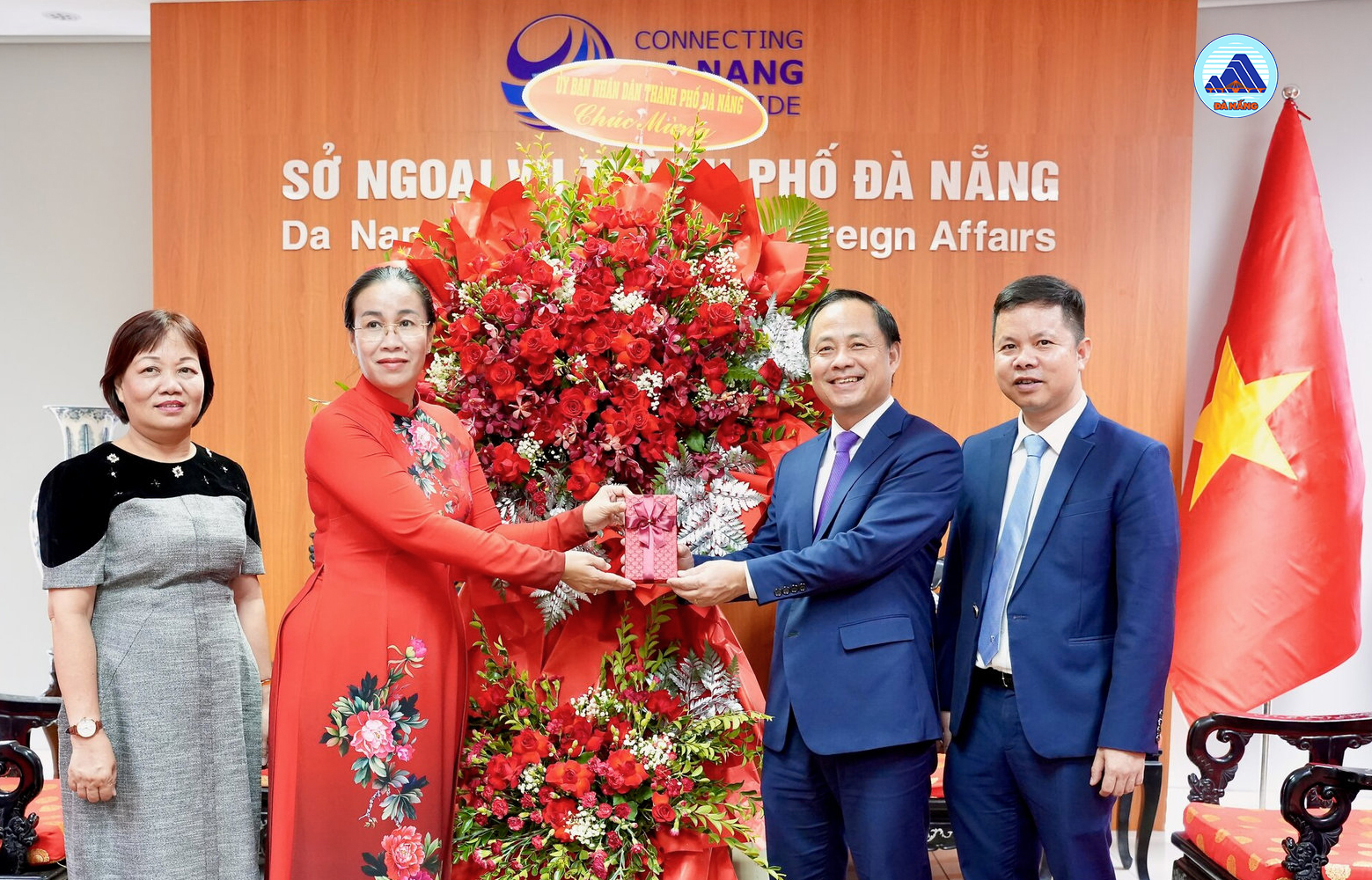 Phó Chủ tịch UBND thành phố Nguyễn Thị Anh Thi thăm, chúc mừng 81 năm Ngày truyền thống ngành Ngoại giao