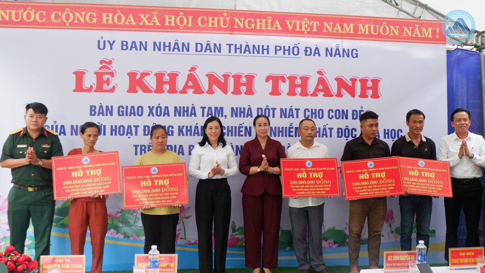 Bàn giao nhà cho con đẻ người hoạt động kháng chiến bị nhiễm chất độc hóa học