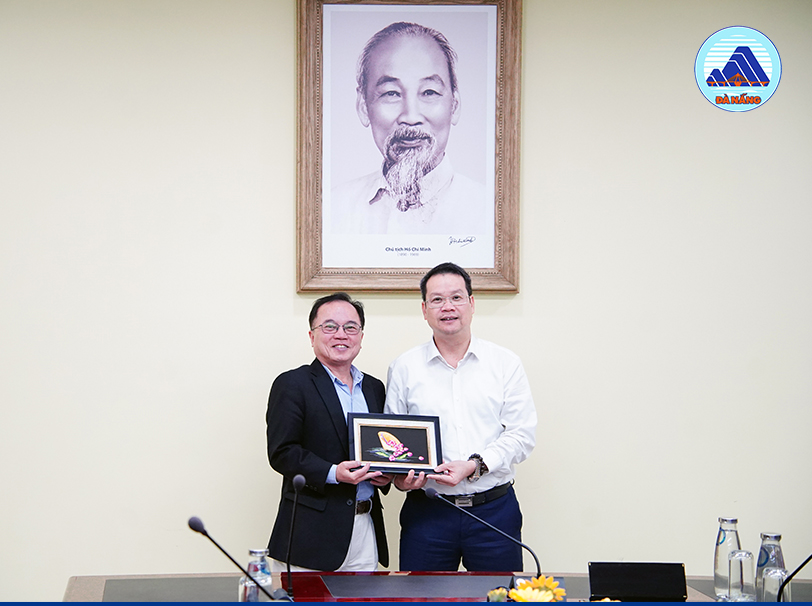 Chủ tịch UBND thành phố Nguyễn Mạnh Hùng làm việc với doanh nghiệp về đầu tư trung tâm dữ liệu, hạ tầng AI