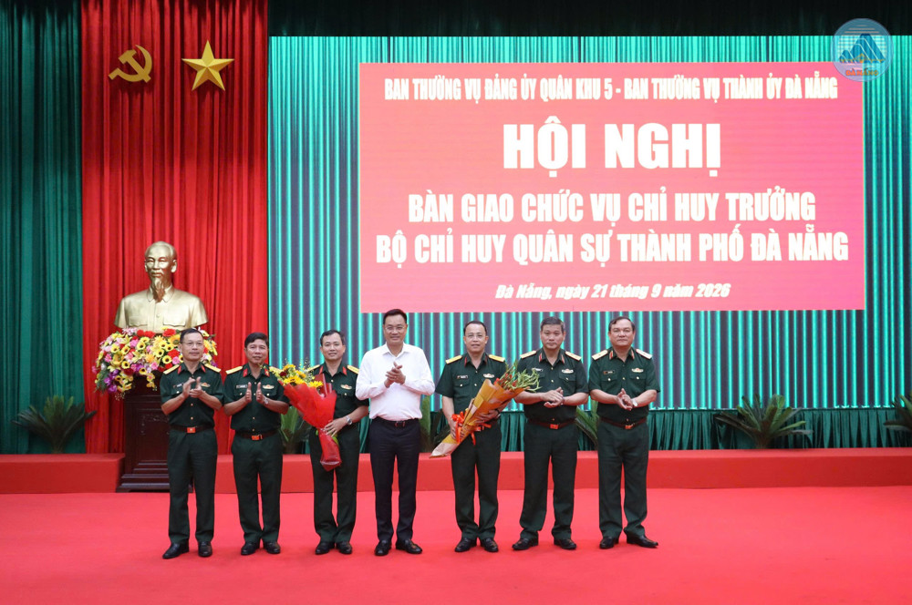 Bàn giao chức vụ Chỉ huy trưởng Bộ Chỉ huy Quân sự thành phố
