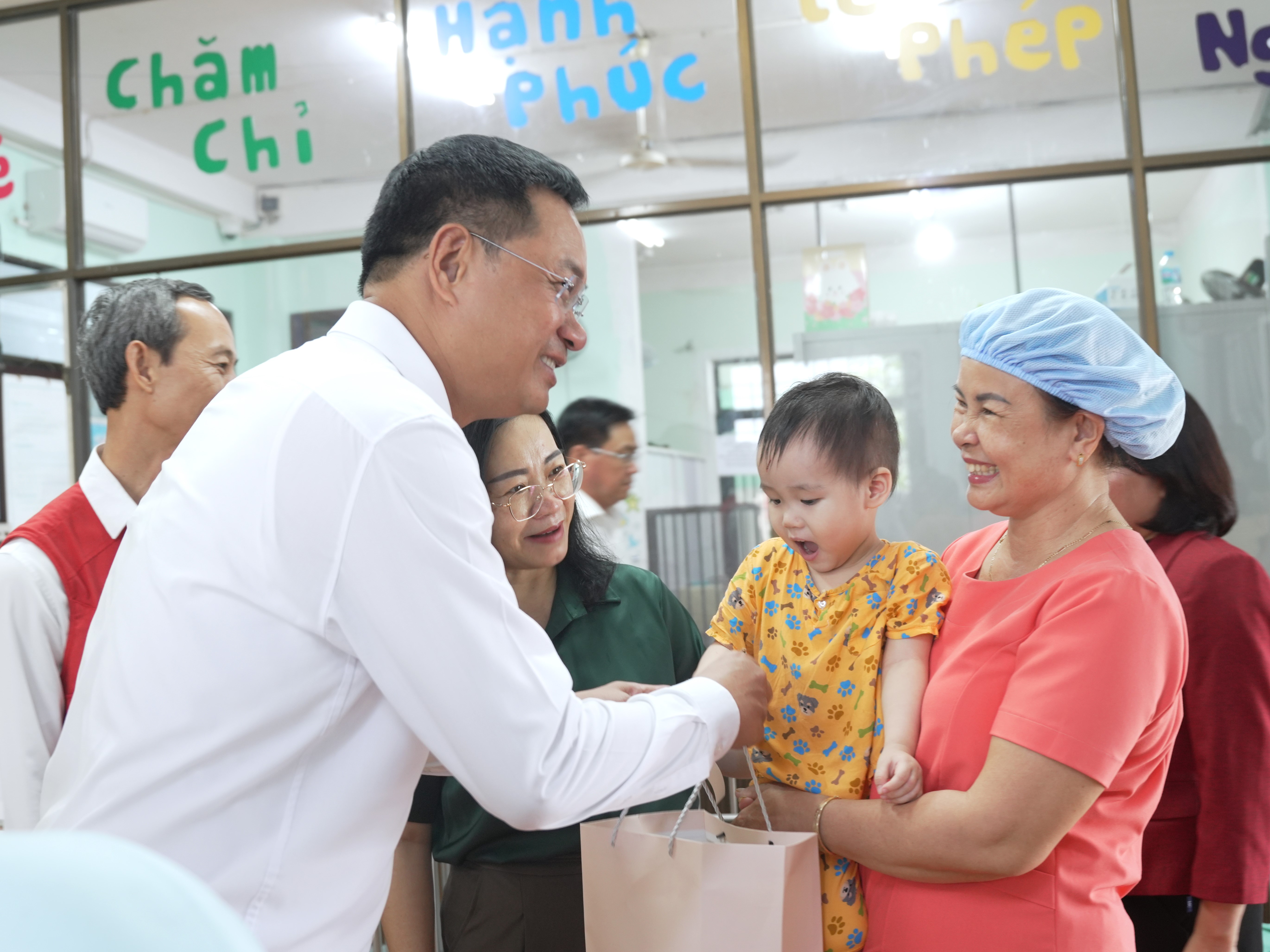 Bí thư Thành ủy Lê Ngọc Quang thăm, tặng quà Tết Trung thu cho trẻ em
