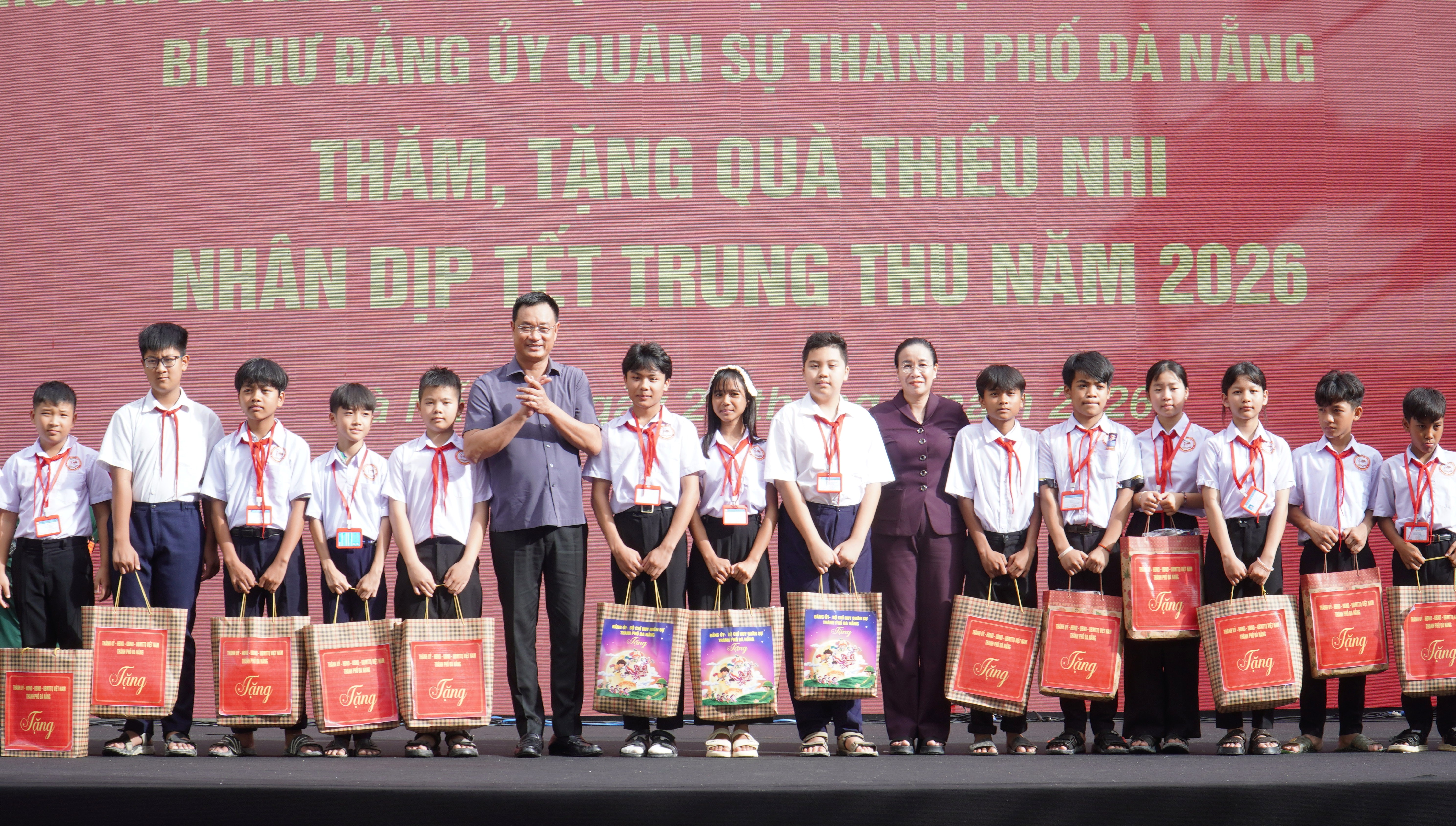 Bí thư Thành ủy Lê Ngọc Quang tặng quà trung thu học sinh Trường phổ thông nội trú liên cấp Tây Giang