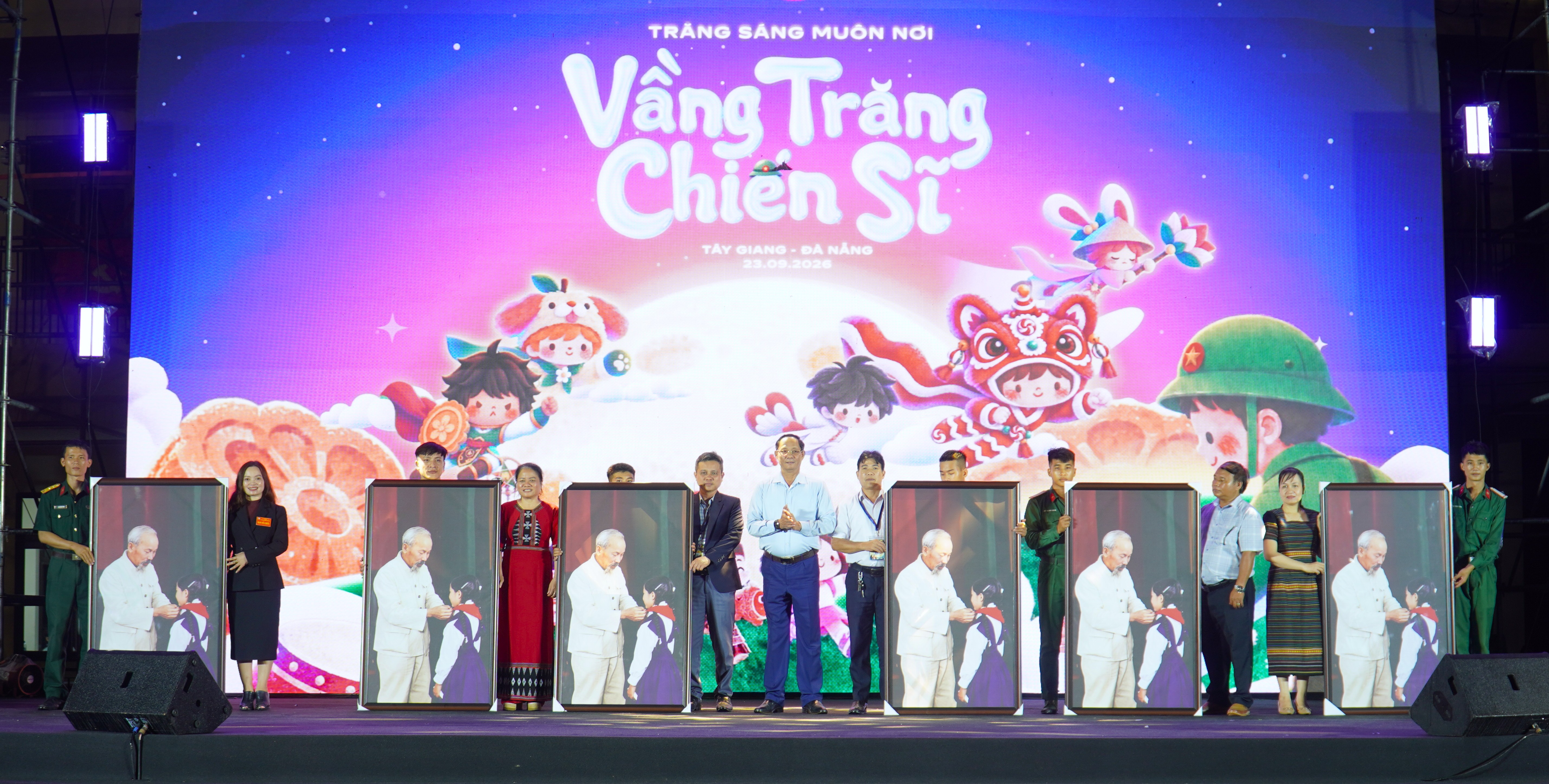 Mang Trung thu đến với học sinh dân tộc nội trú vùng biên