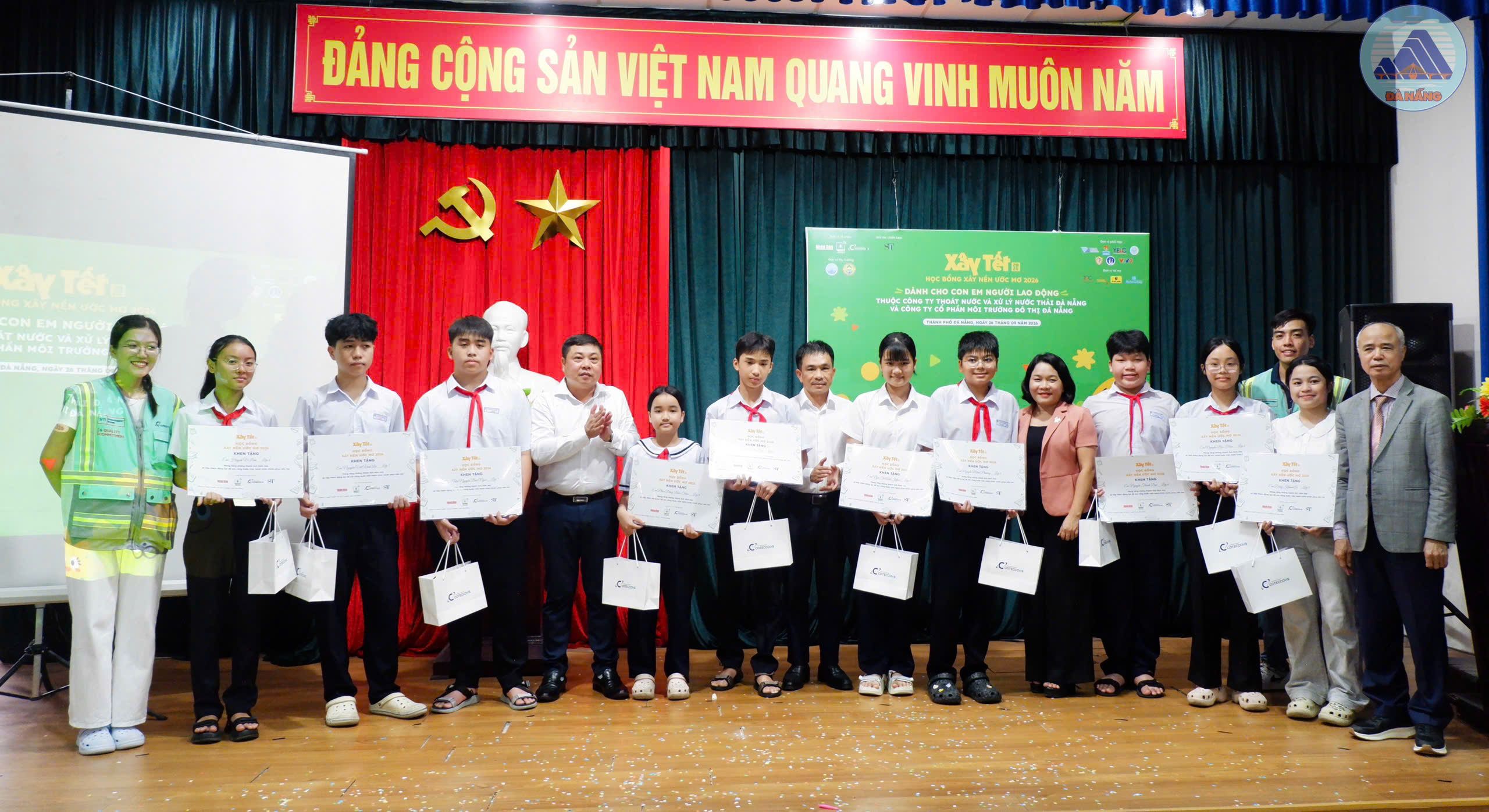 Trao hơn 100 suất học bổng “Xây nền ước mơ” cho con em công nhân