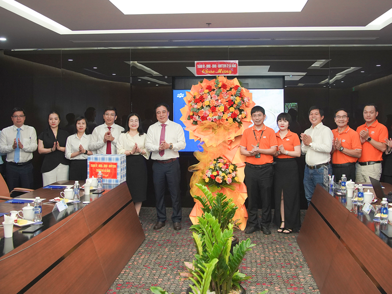Phó Bí thư Thường trực Thành ủy Nguyễn Khắc Toàn thăm, chúc mừng doanh nghiệp nhân Ngày Doanh nhân Việt Nam