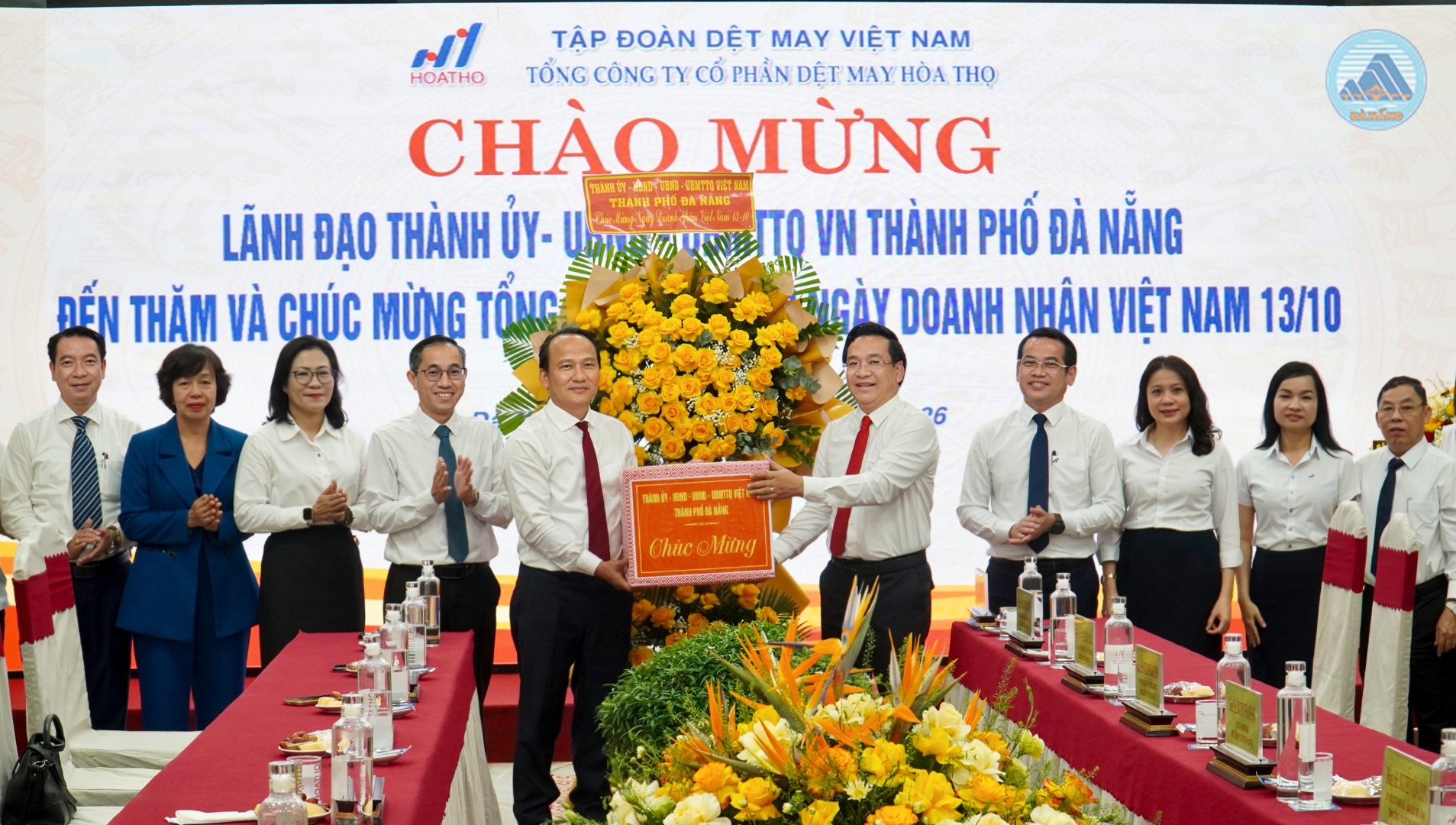 Chủ tịch Ủy ban MTTQ Việt Nam thành phố Nguyễn Đình Vĩnh thăm, chúc mừng các doanh nghiệp