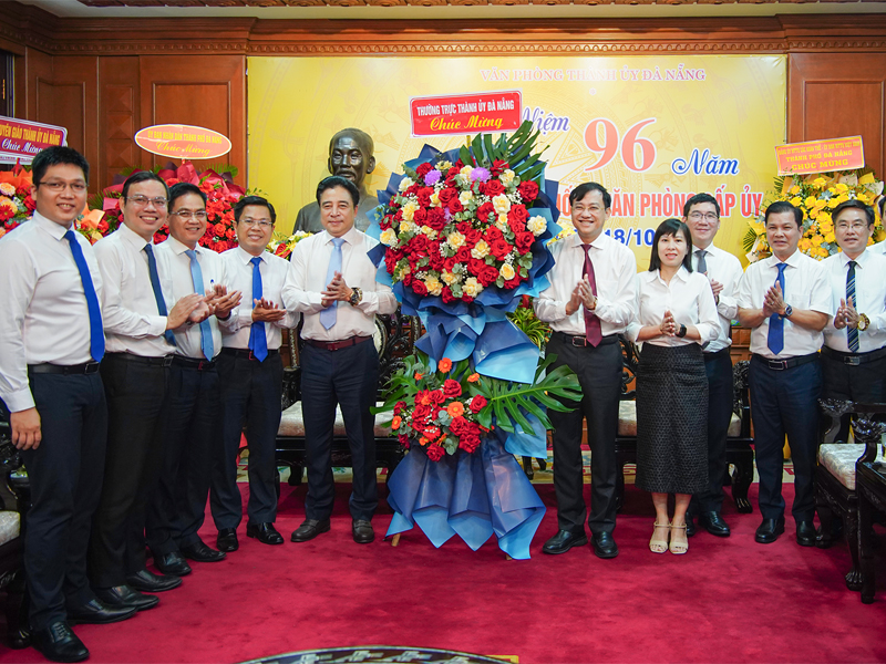 Phó Bí thư Thường trực Thành ủy Nguyễn Khắc Toàn thăm, chúc mừng Văn phòng Thành ủy