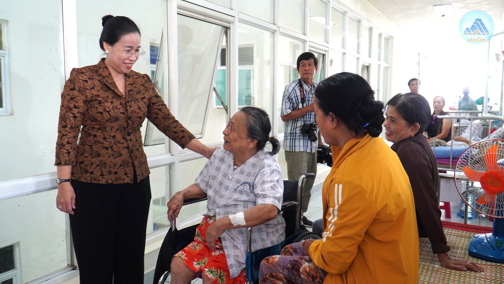 Phó Chủ tịch UBND thành phố Nguyễn Thị Anh Thi kiểm tra công tác khám, chữa bệnh tại Bệnh viện Việt - Hàn Đà Nẵng